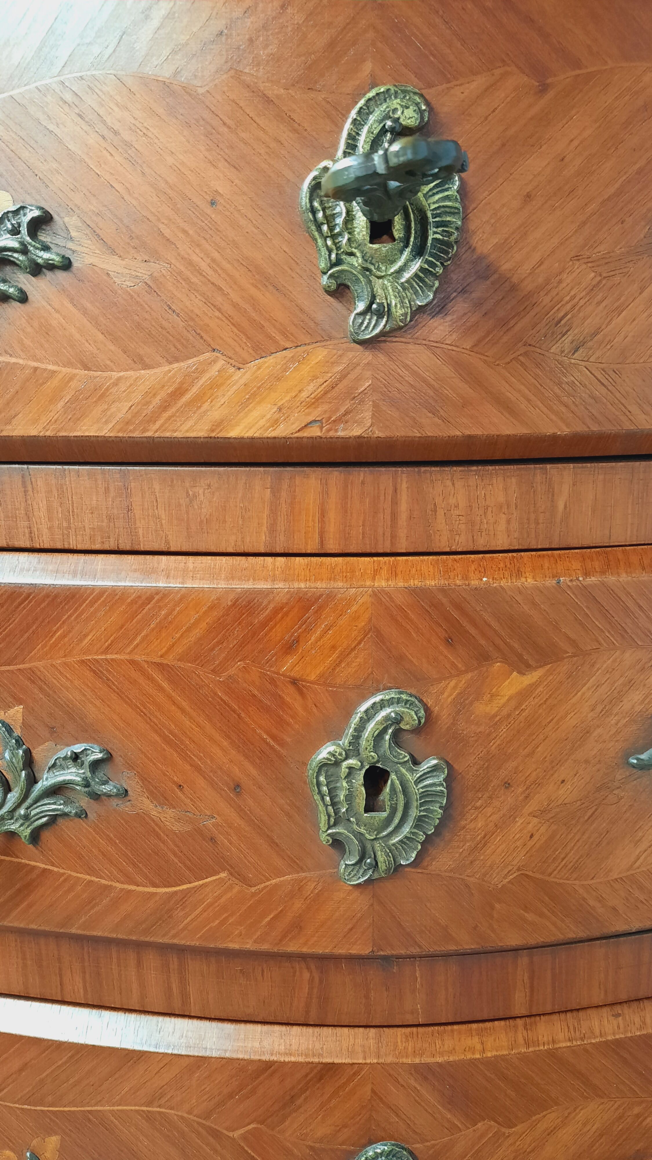 Louis XV-style weekly commodity