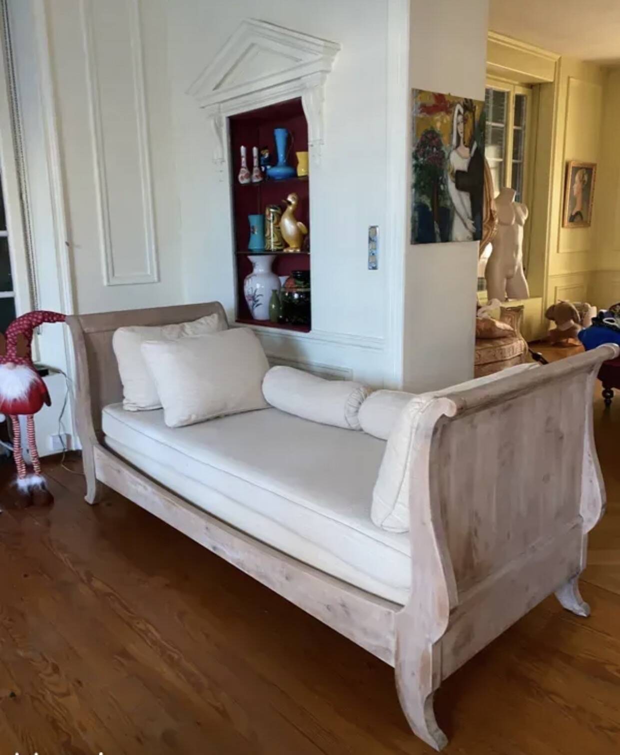 magnificent daybed / sofa bed with cushions, ideal for a bedroom,