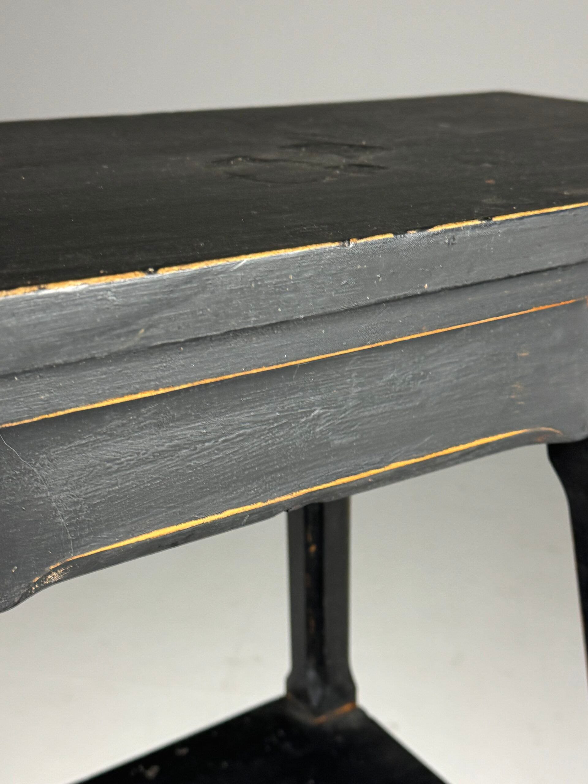 Sculpture pedestal column black