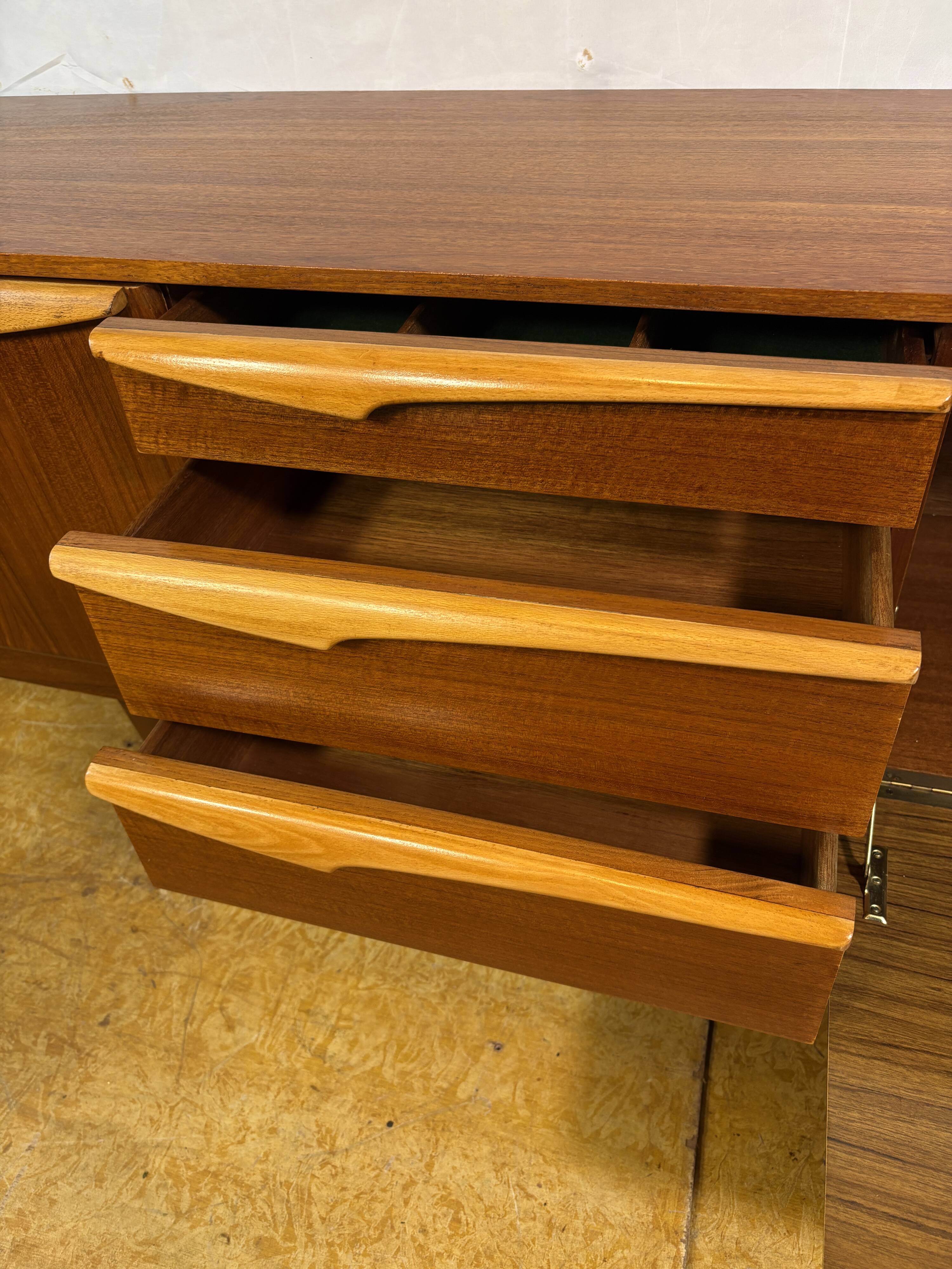 Buffet en teck vintage rétro du milieu du siècle par Stonehill (1960–1970)