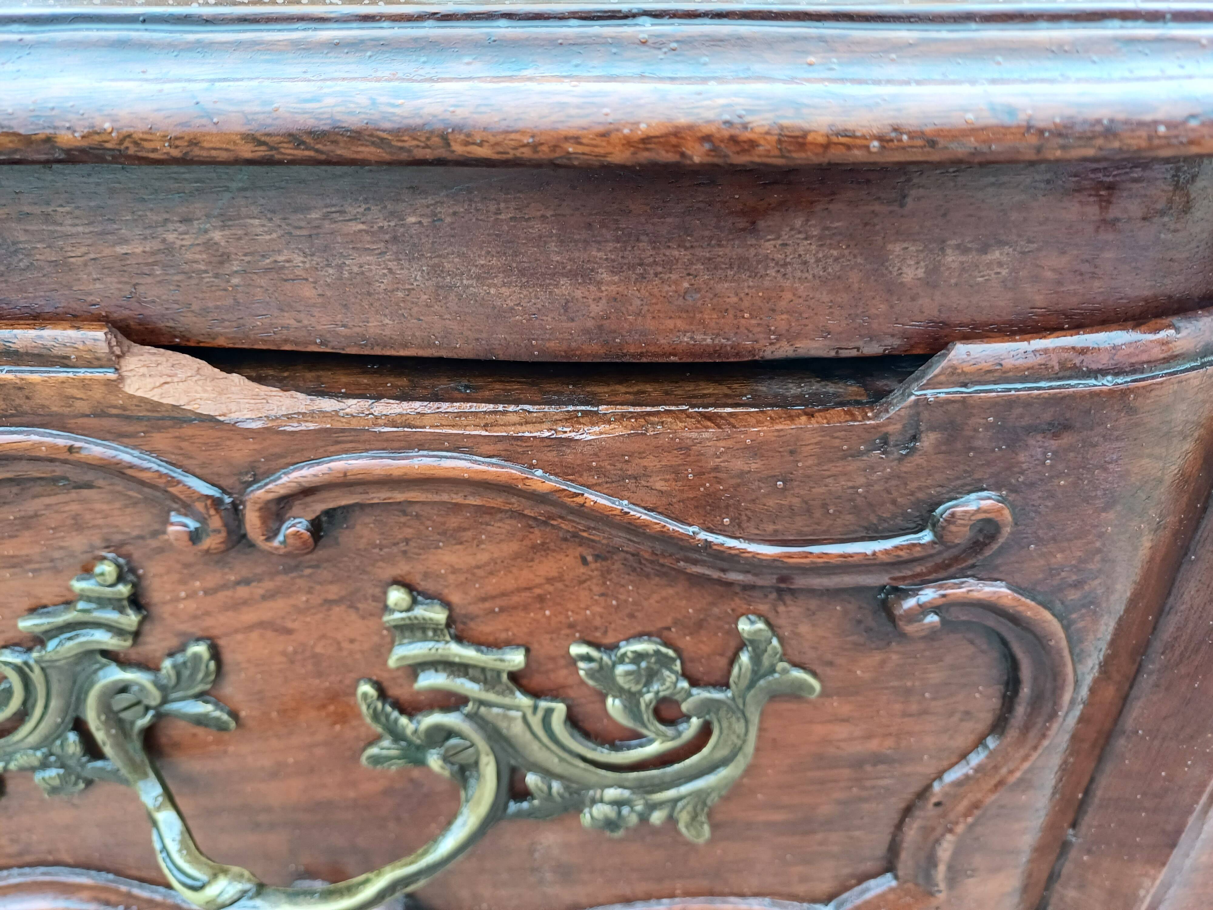 Commode 19 ème en Noyer et Bronze