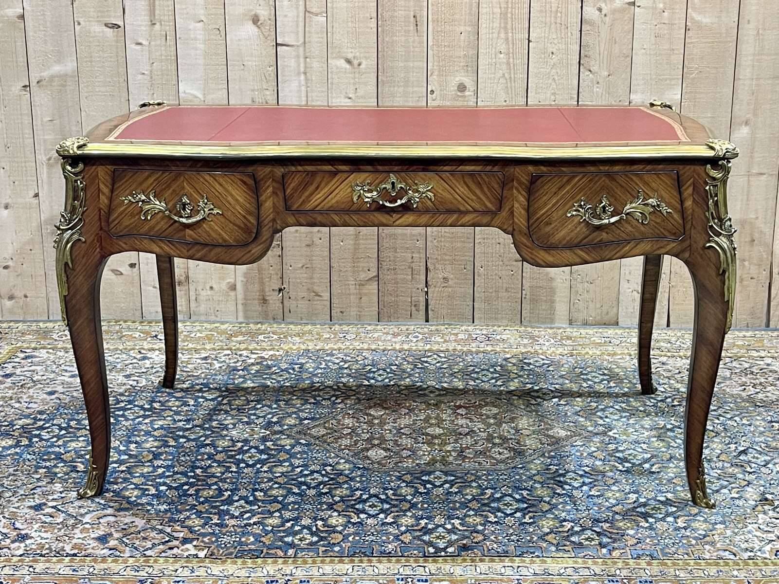 Bureau plat de style régence en placage de bois de rose, travail des années 1950