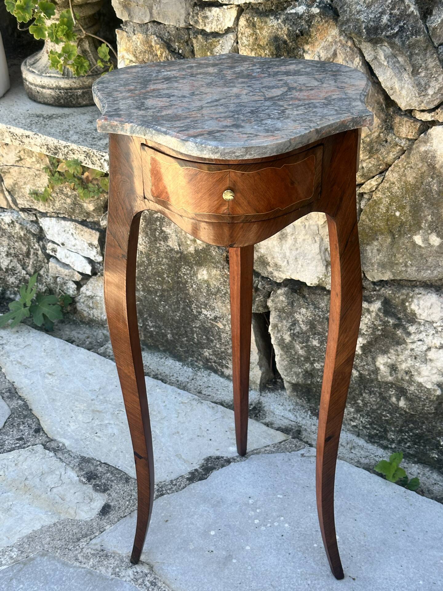 Table volante en Marqueterie de bois précieux de style Louis XV .