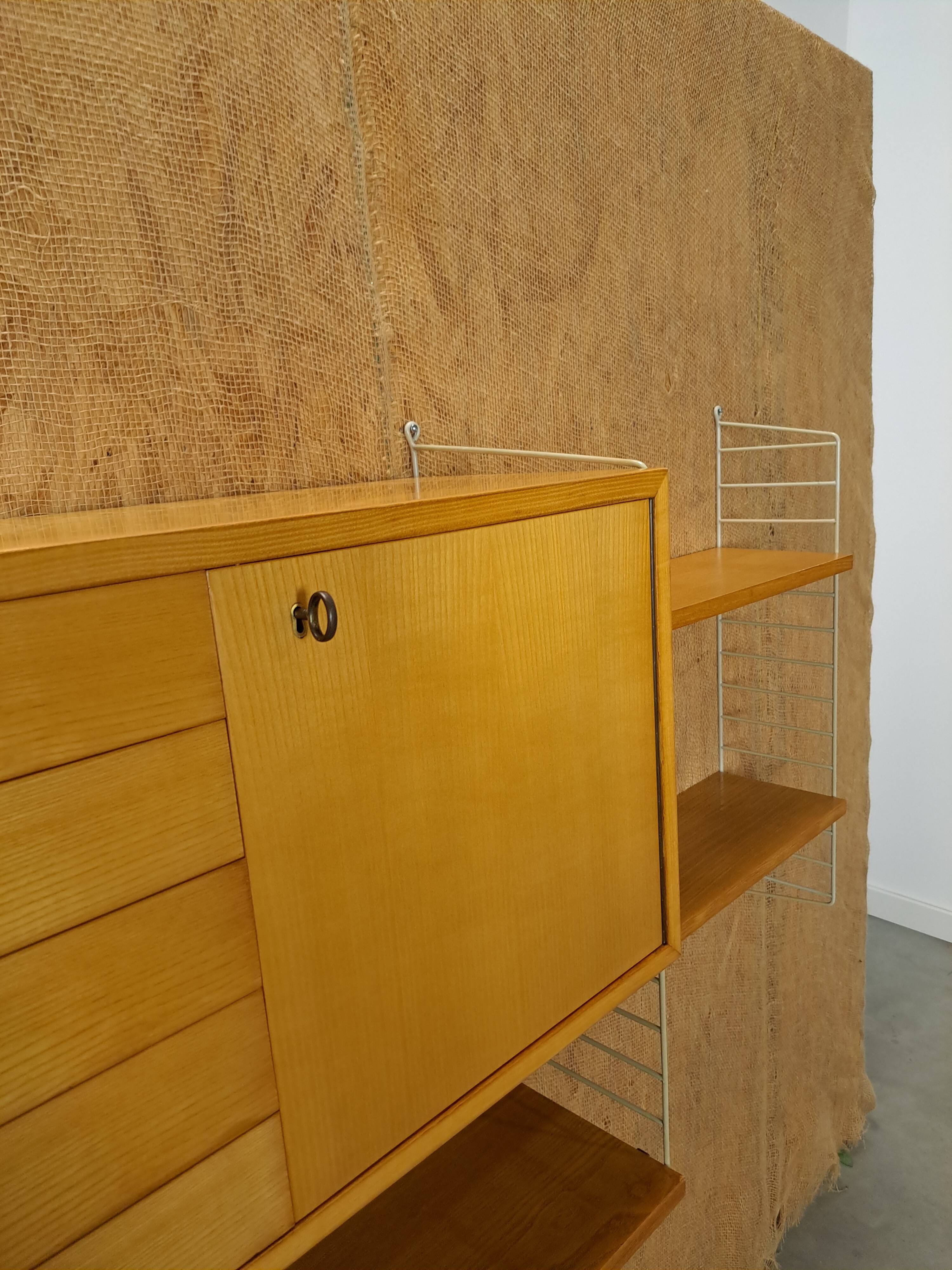 String modulair wandsysteem met kast en planken