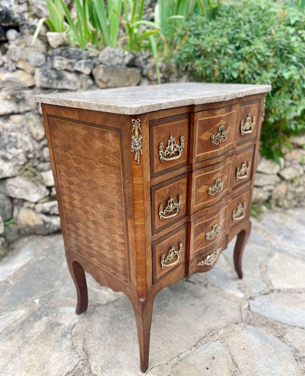Petite commode en Marqueterie à Ressaut central Époque XIX eme siècle
