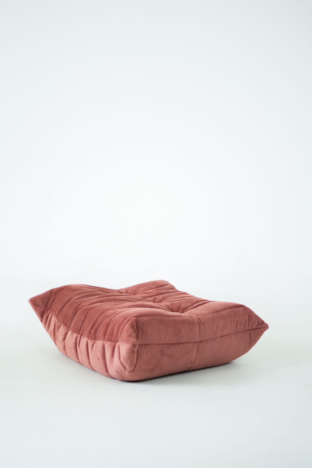 Ensemble de chaise et pouf Togo en velours côtelé framboise
