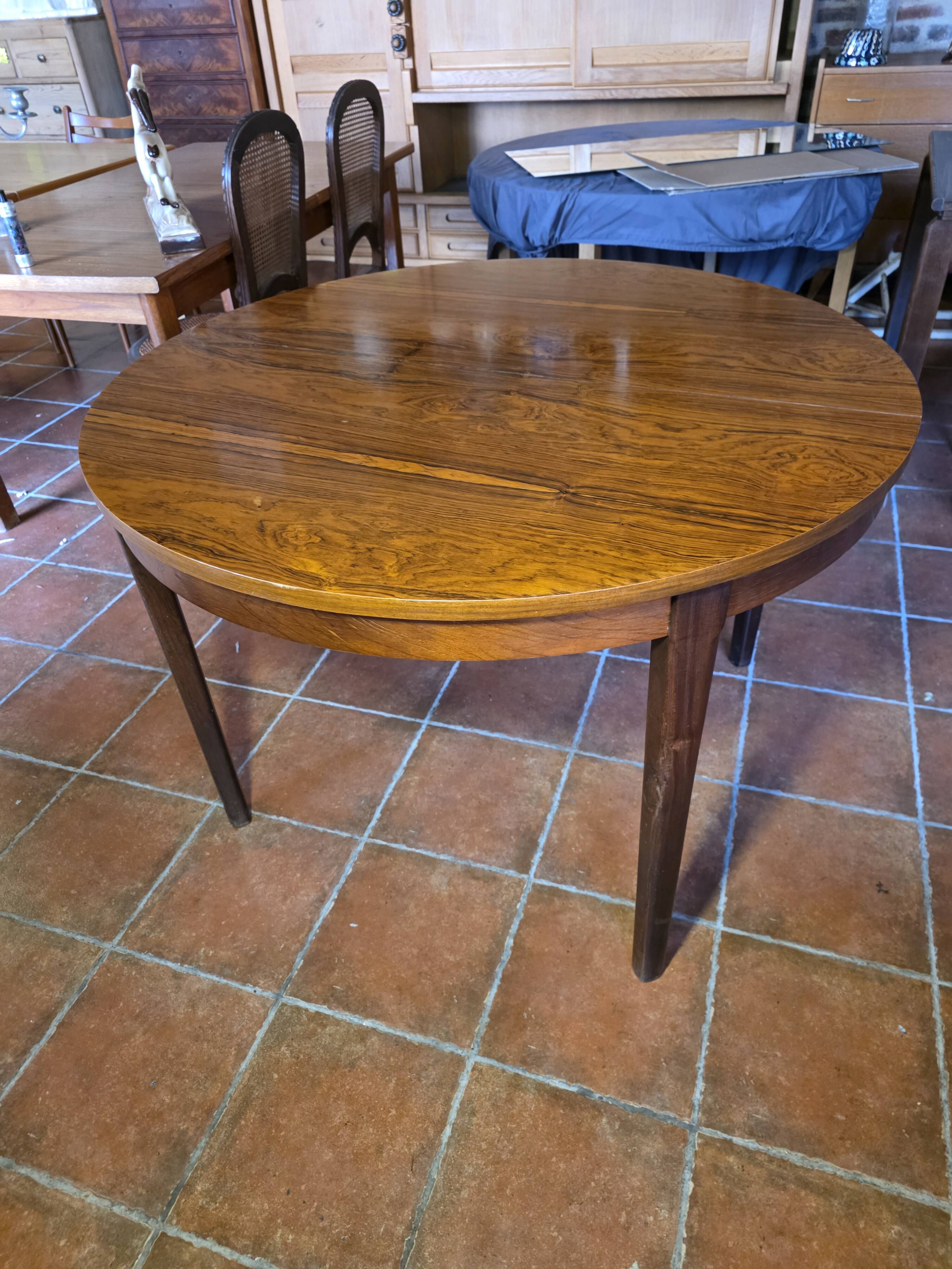 Scandinavian extendable table in rosewood from the 1960s, with 2 extensions.