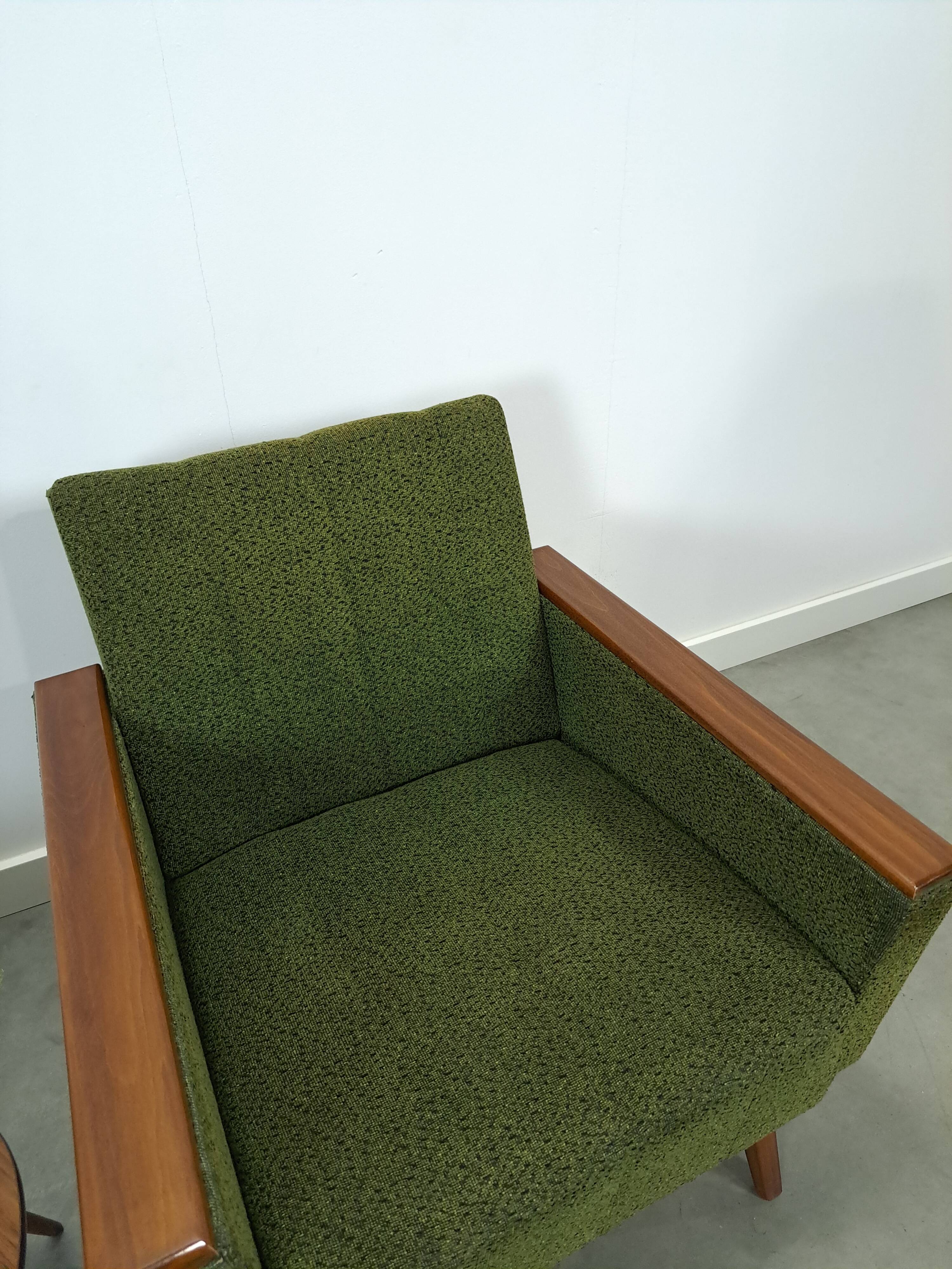 Fauteuil vert avec dossier en bois de teck