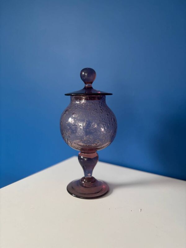 Bonbonnière en verre soufflé bullé violet, style Biot