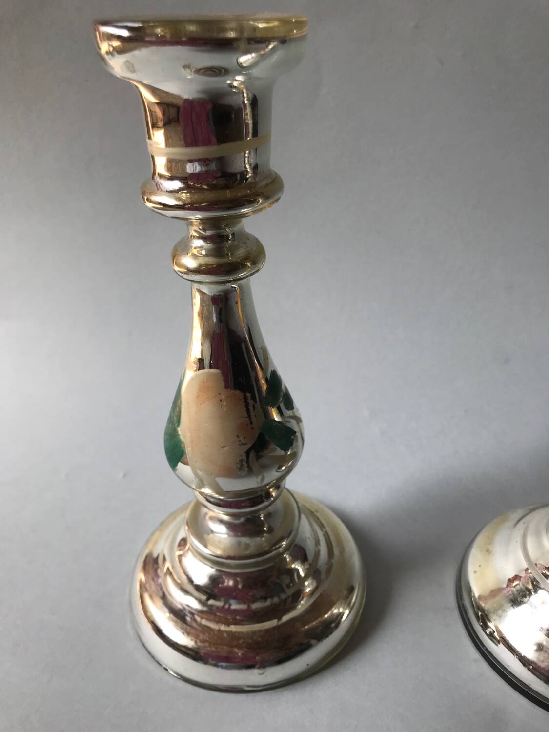 Paire de bougeoirs en verre argenté