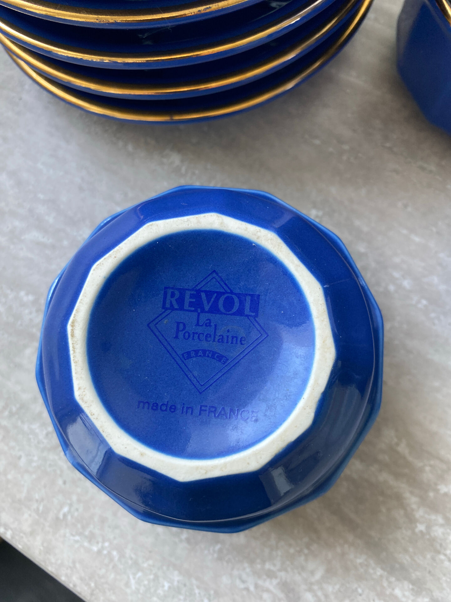 6 tasses et sous tasses et pot à lait Revoll