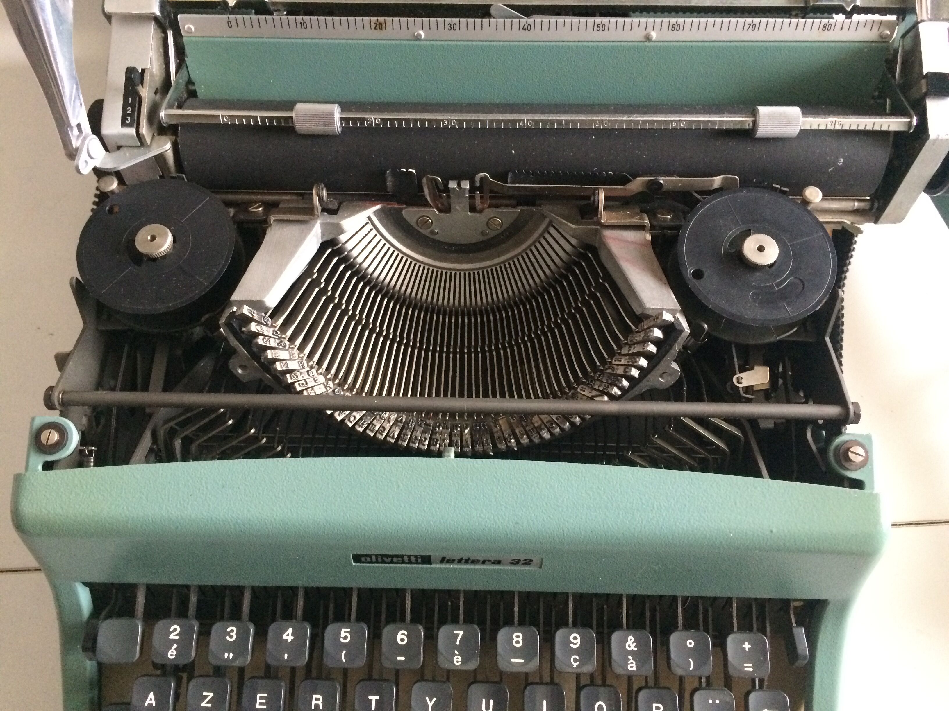Machine à écrire mécanique vintage portable Olivetti Lettera 32