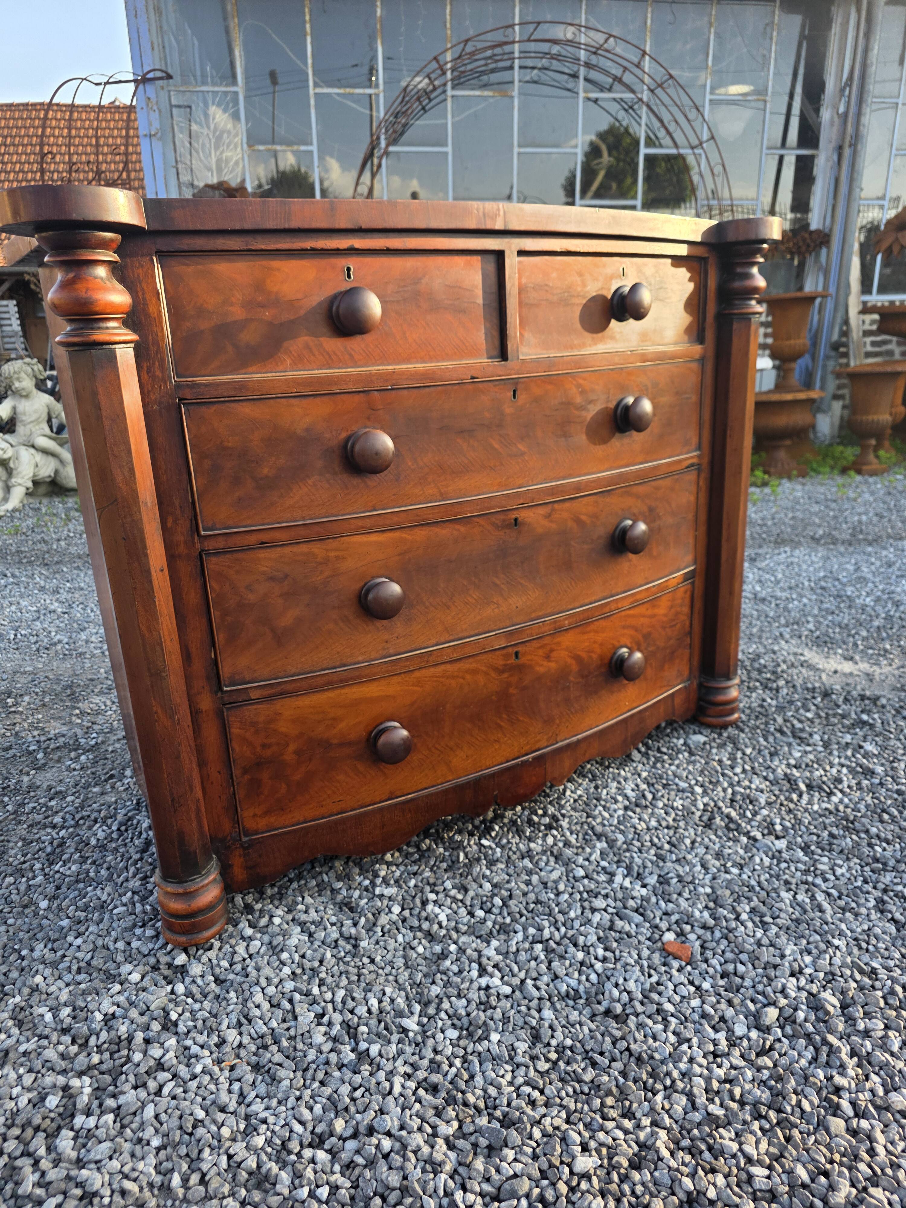 Commode galbée ancienne en acajou de style anglais