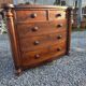 Commode galbée ancienne en acajou de style anglais