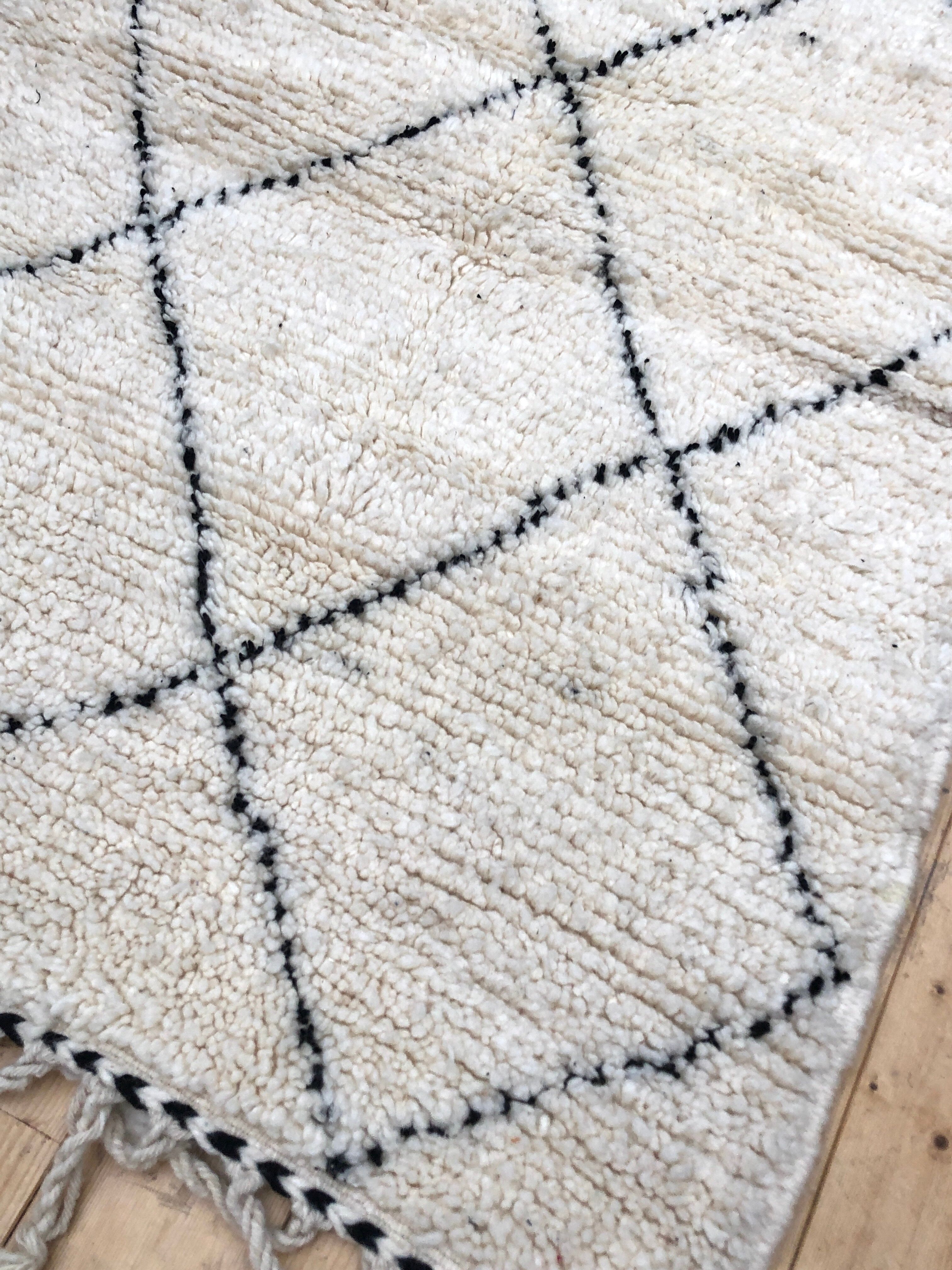 Moroccan Berber carpet Beni Ouarain with black diamonds 1,48x0.95m