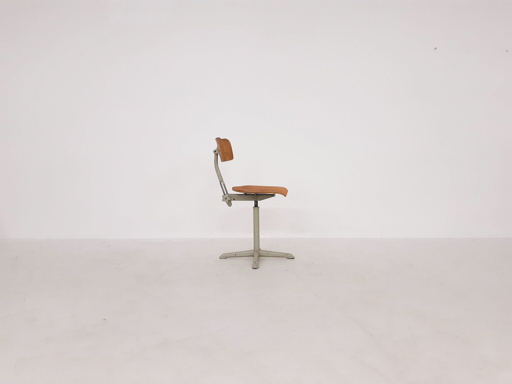 Friso Kramer for Ahrend de Cirkel drafting stool, The Netherlands 1950's