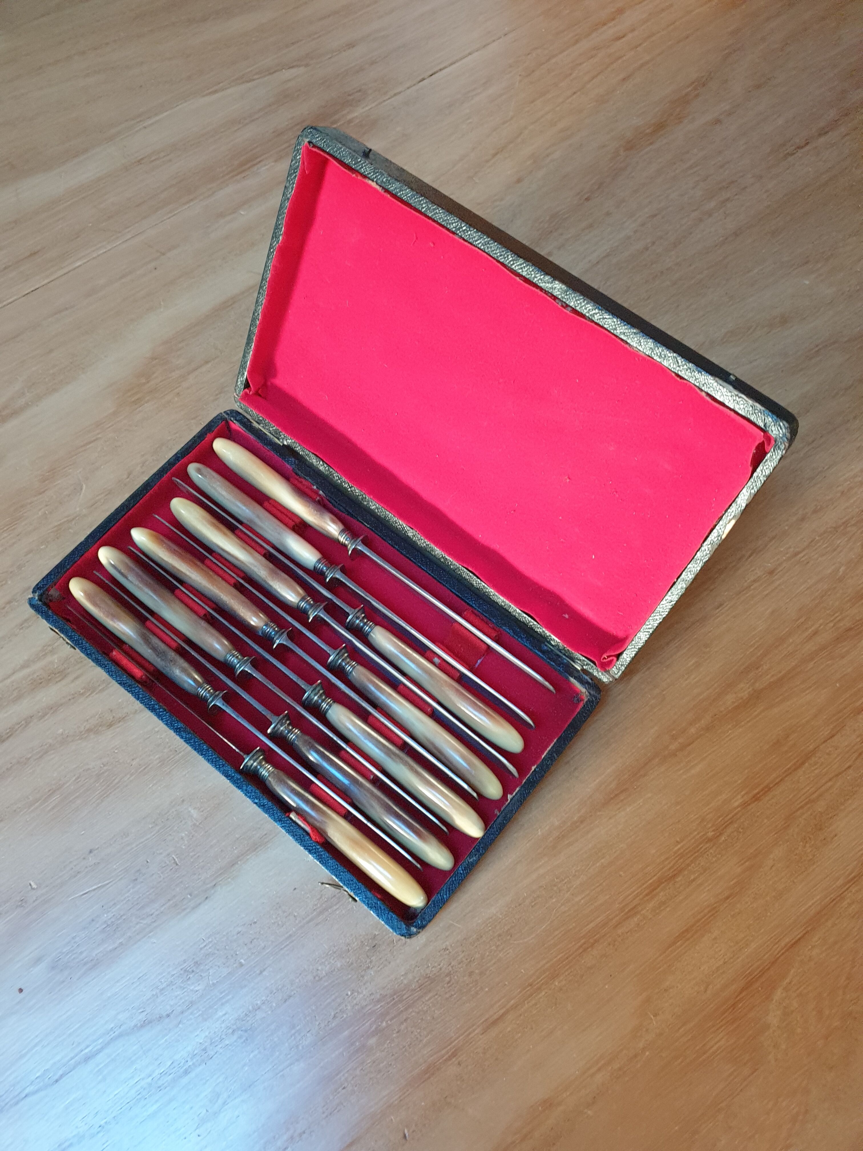 Set of 22 horn handle knives