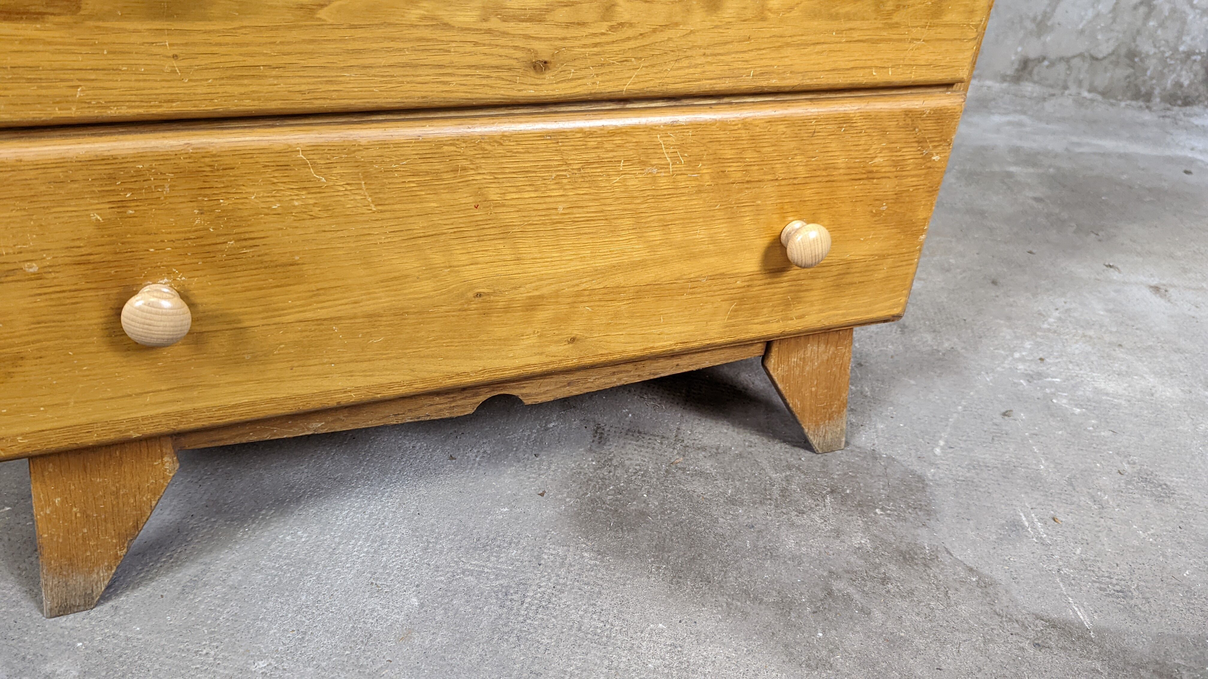 Scandinavian compass foot dresser