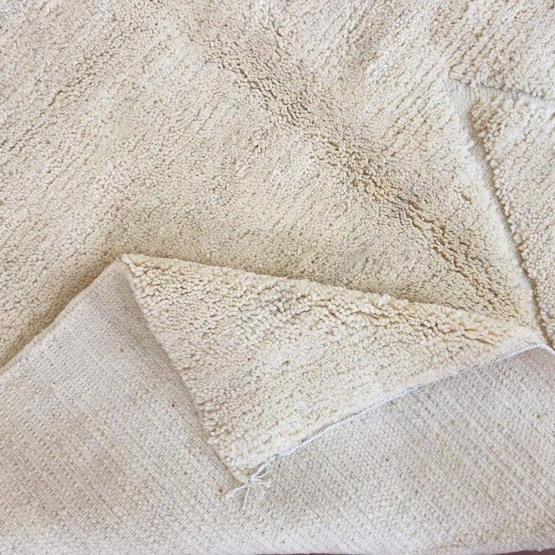 Tapis artisanal en laine naturelle