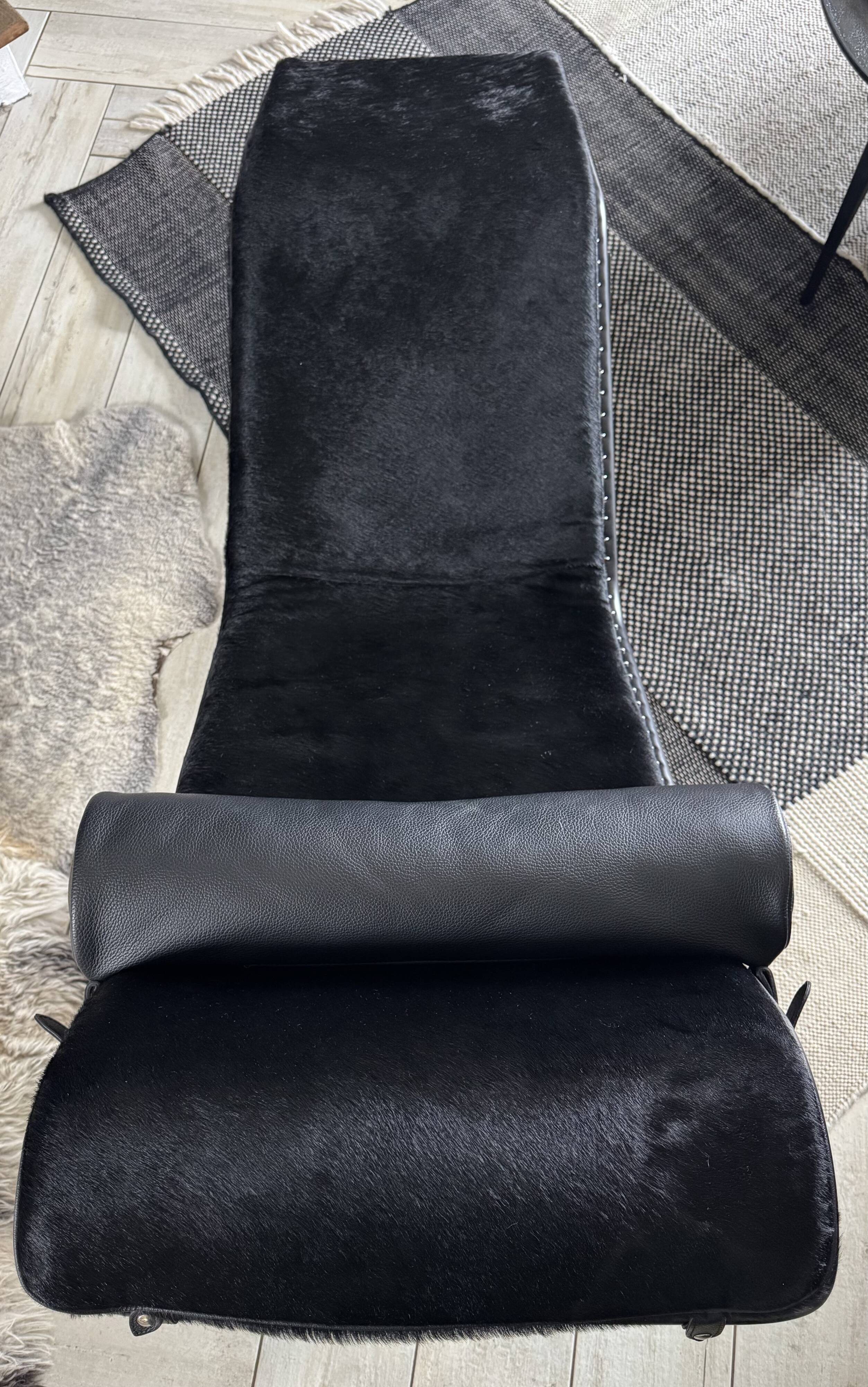 Fauteuil, chaise longue en peau Noire modèle LC4 Le Corbusier