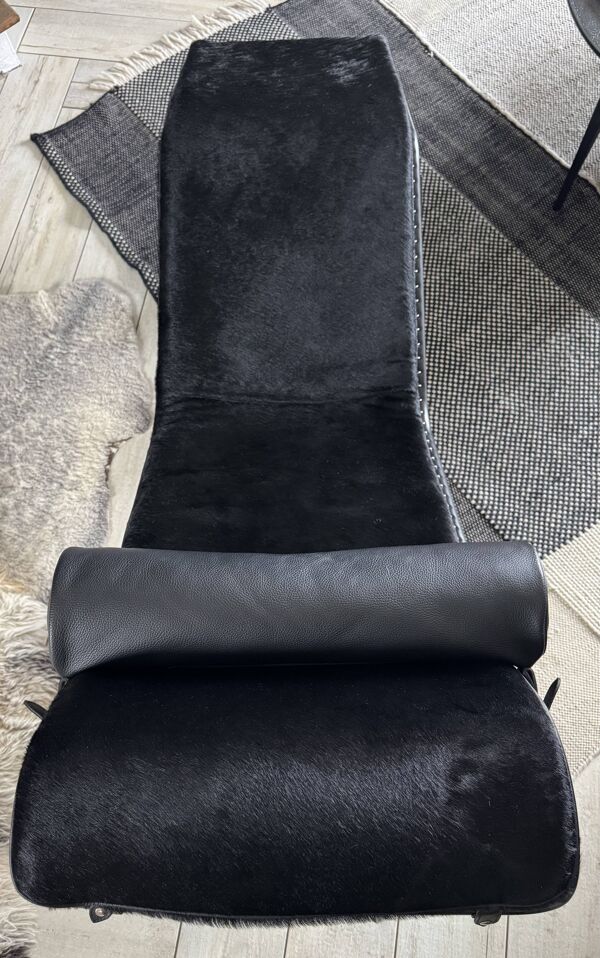 Fauteuil, chaise longue en peau Noire modèle LC4 Le Corbusier
