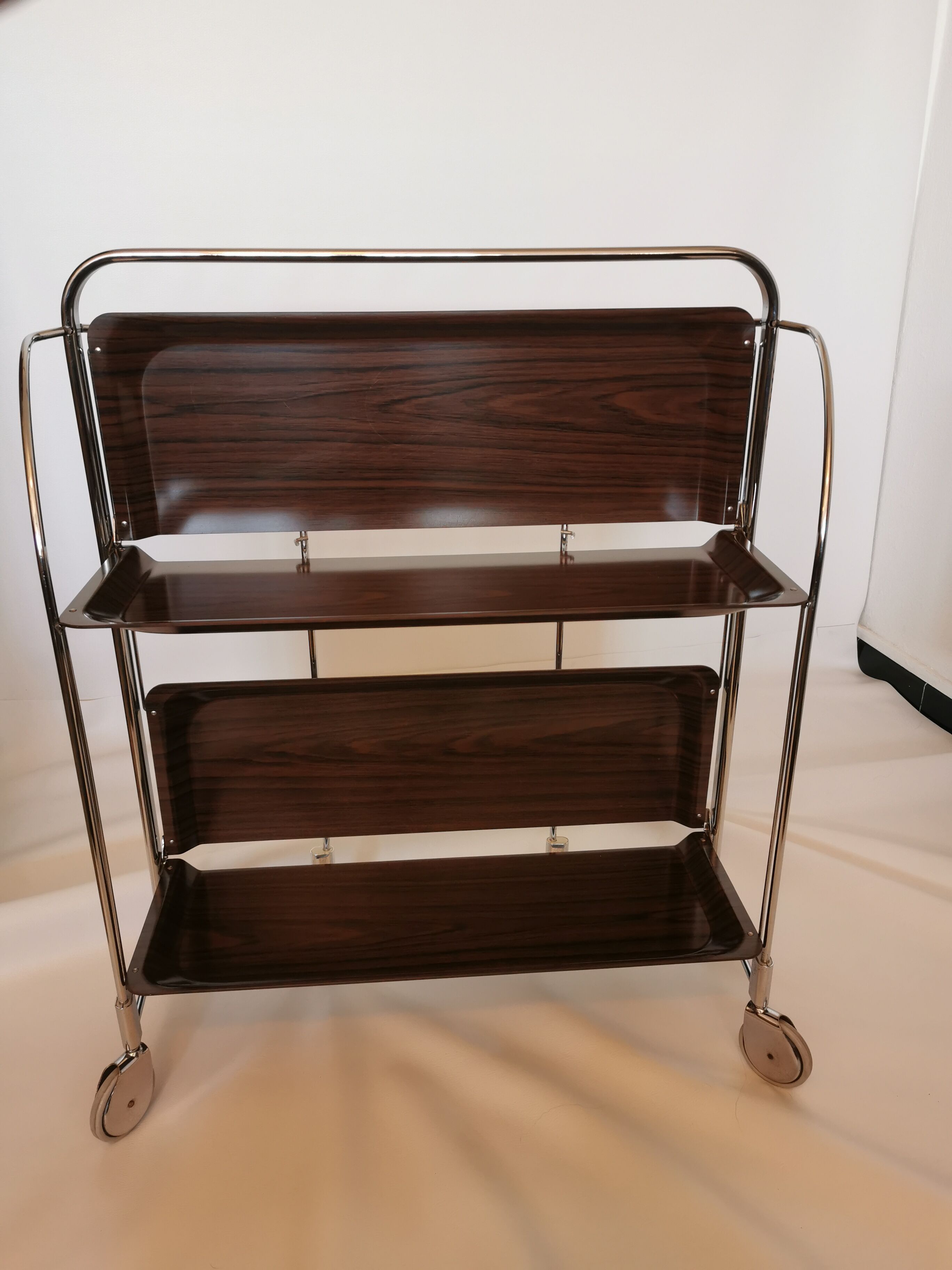 Rolling dessert, trolley says 'dinett'