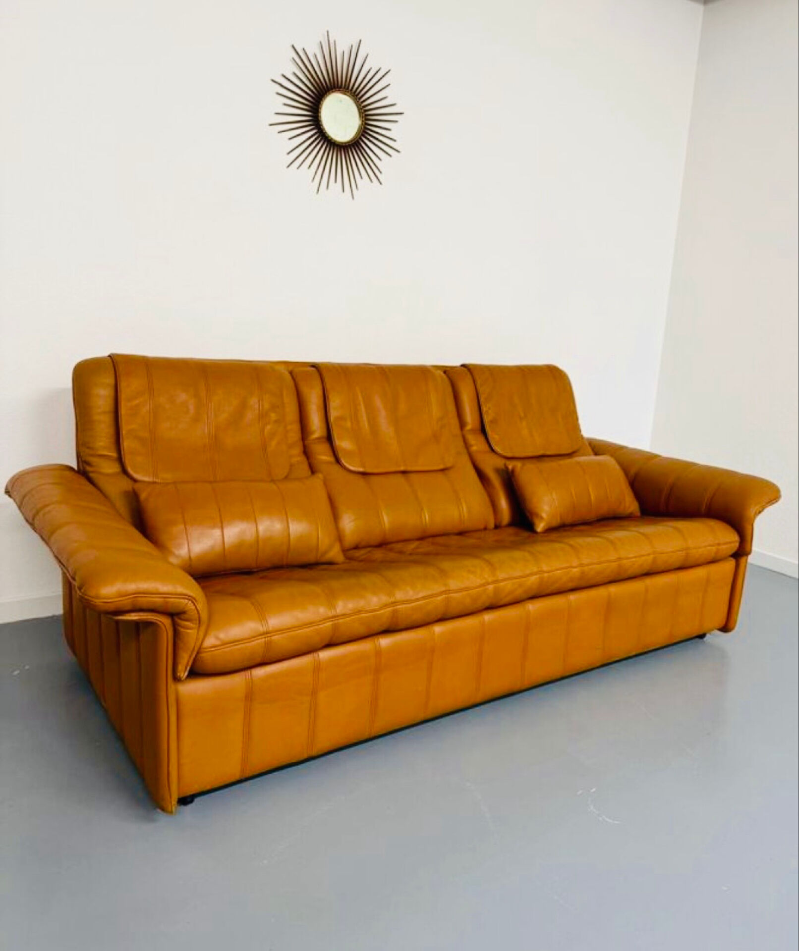 Ancien Canapé 3 places De Sede en cuir épais cognac design années 70