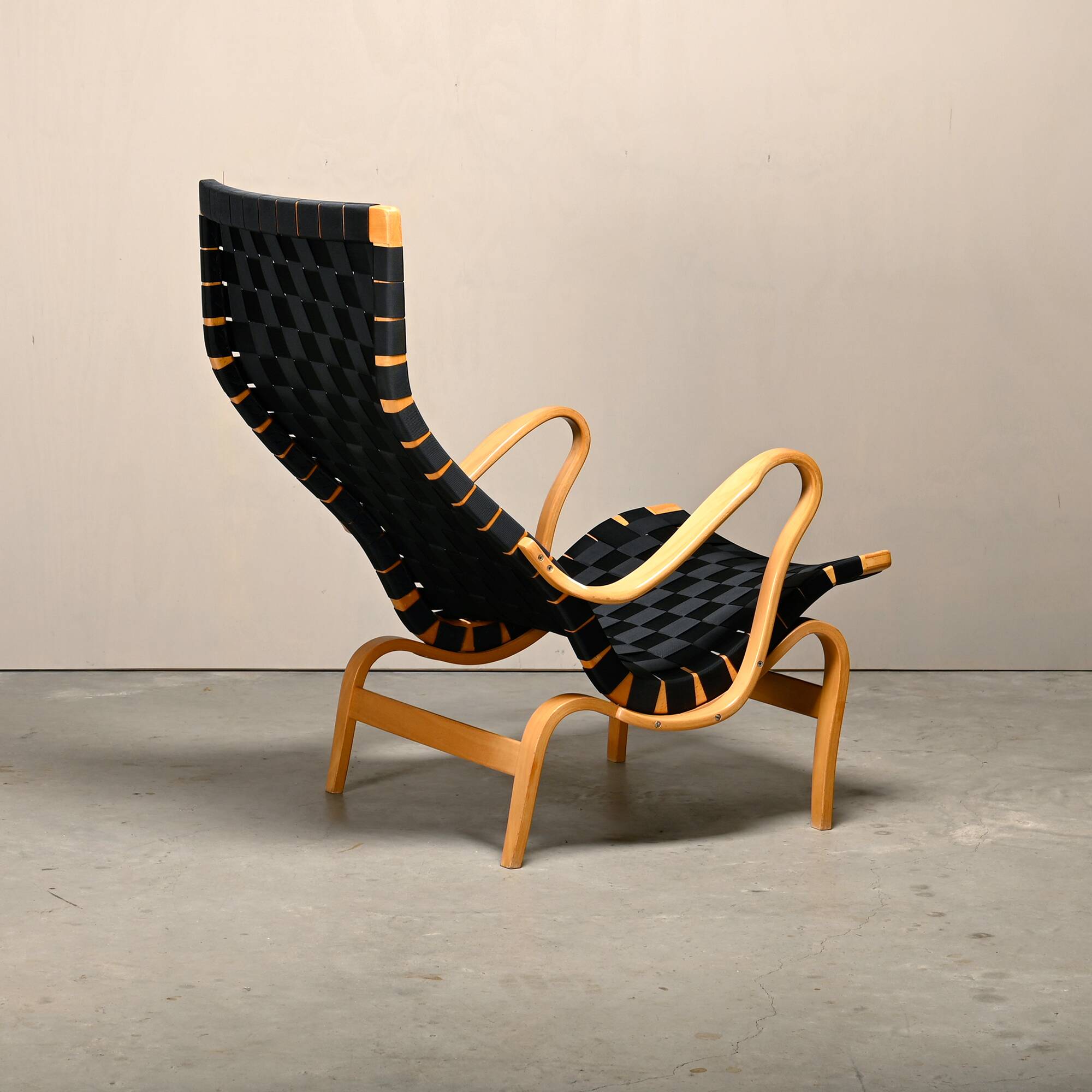 Fauteuil et pouf Bruno Mathsson Pernilla en bois de hêtre et sangles