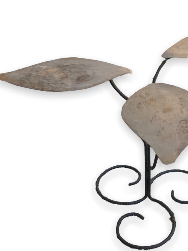 Table de jardin en métal brossé motifs de feuilles