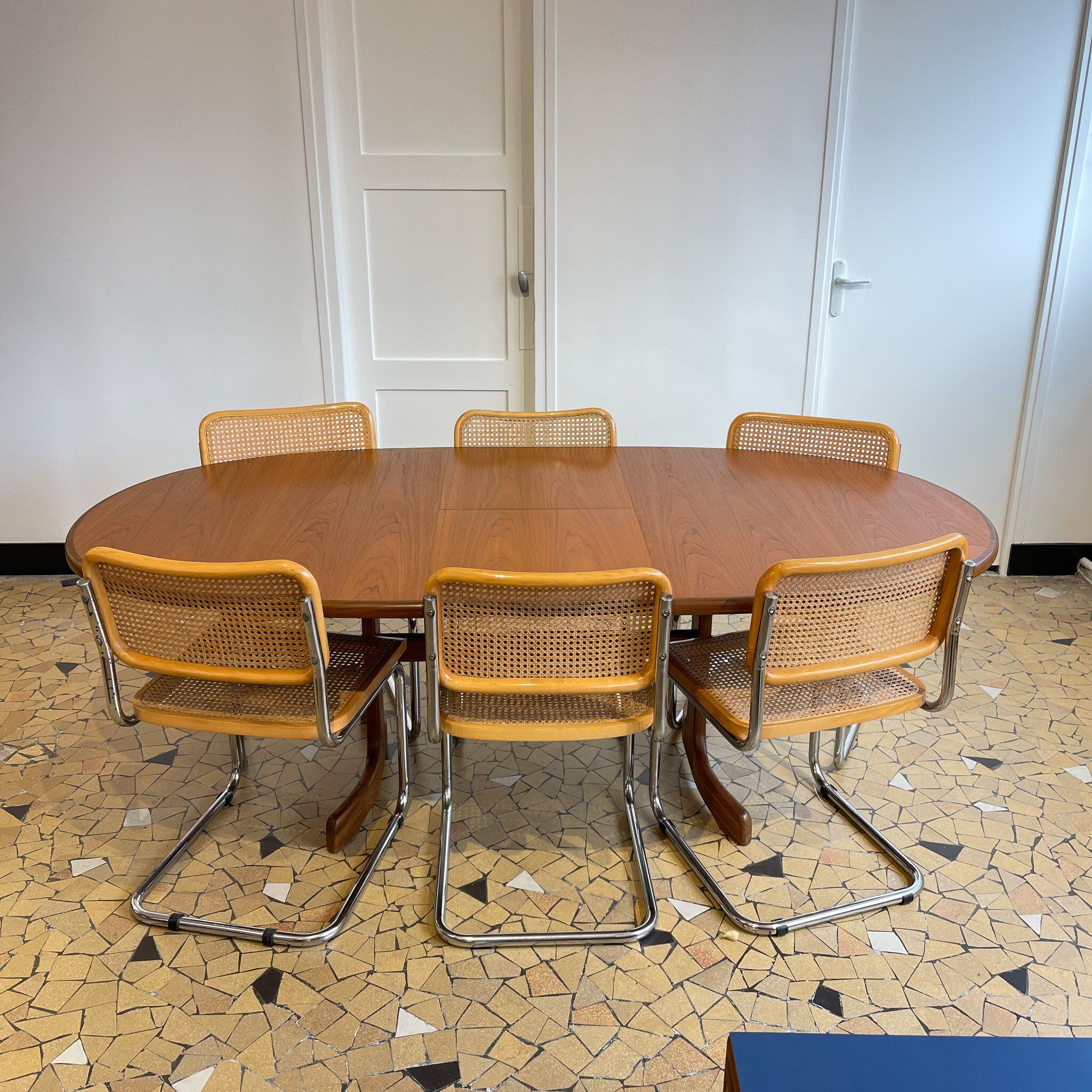 Oval table Gplan "fishtail"