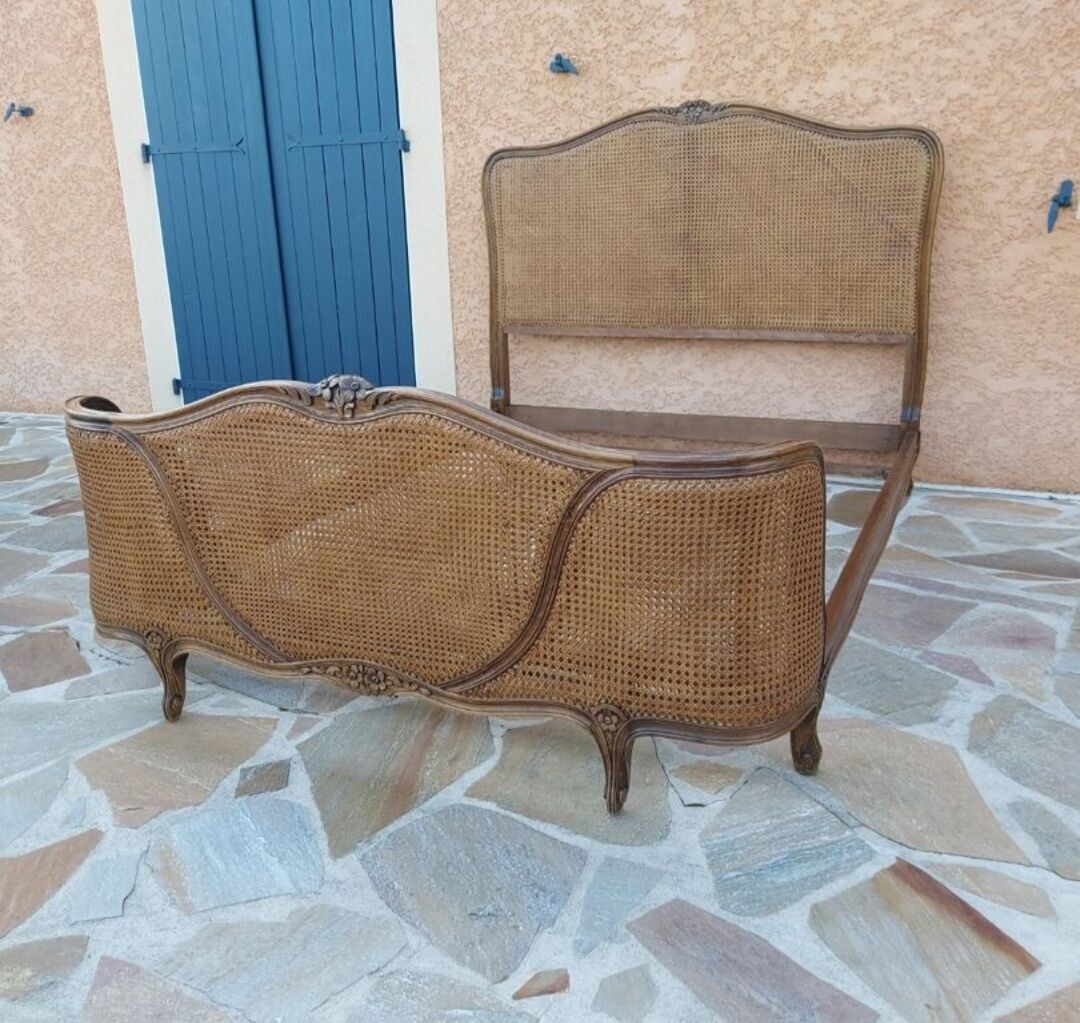 Lit with caned basket in Louis XV style.