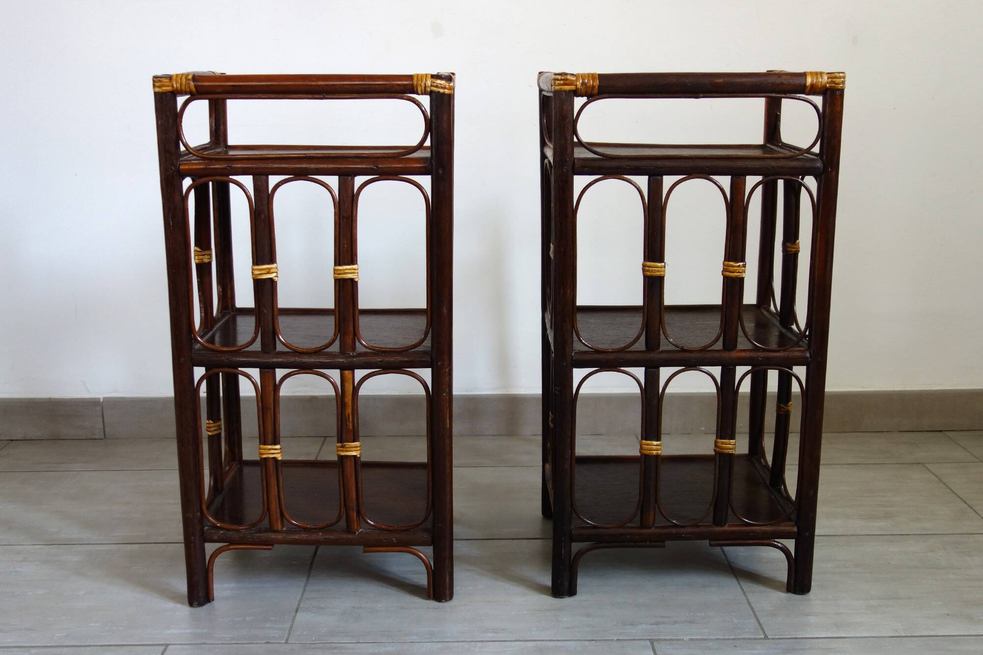 Lot 2 tables d’appoint / de chevet en rotin année 60