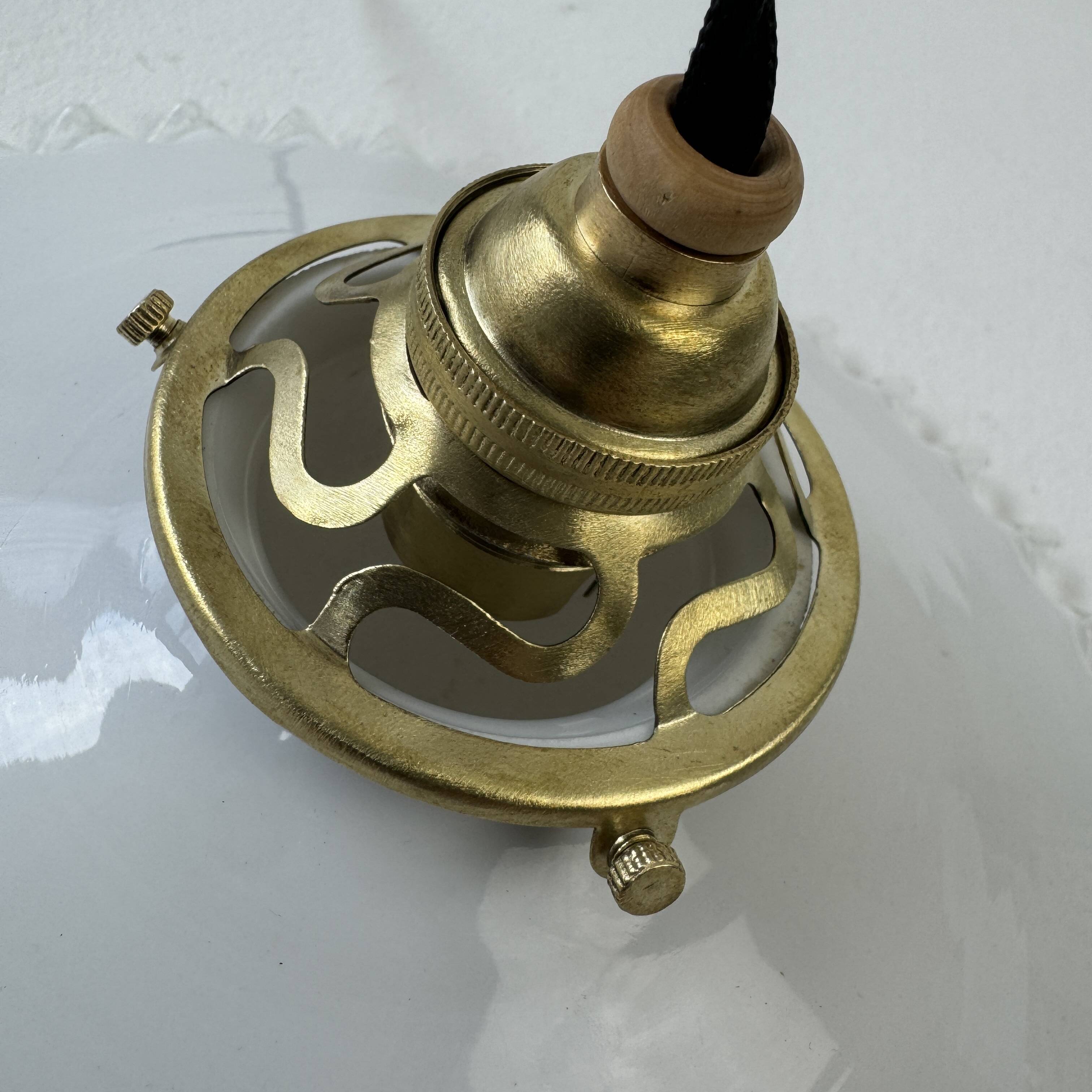 Vintage 25 cm opaline notched suspension