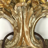 Paire d'appliques a 2 lumières en bois sculpté et patiné à décor de fleurs