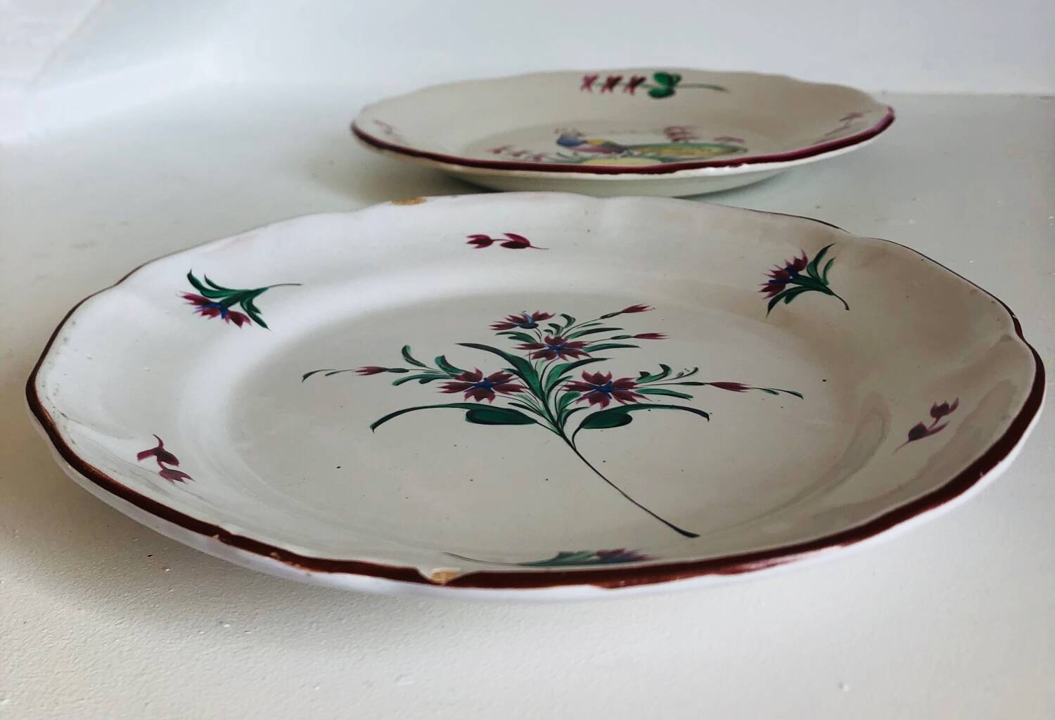 Pair of plates Les Islettes with bouquet and peacock