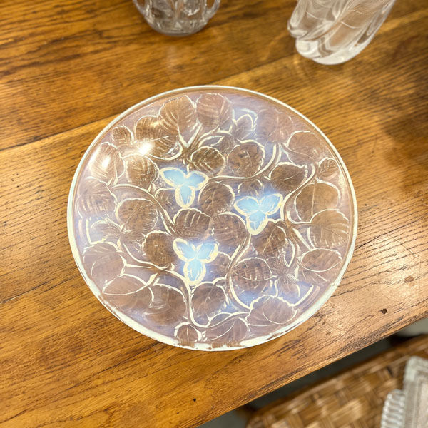 Opalescent glass cup "Les noisettes" Art Deco, André Delatte