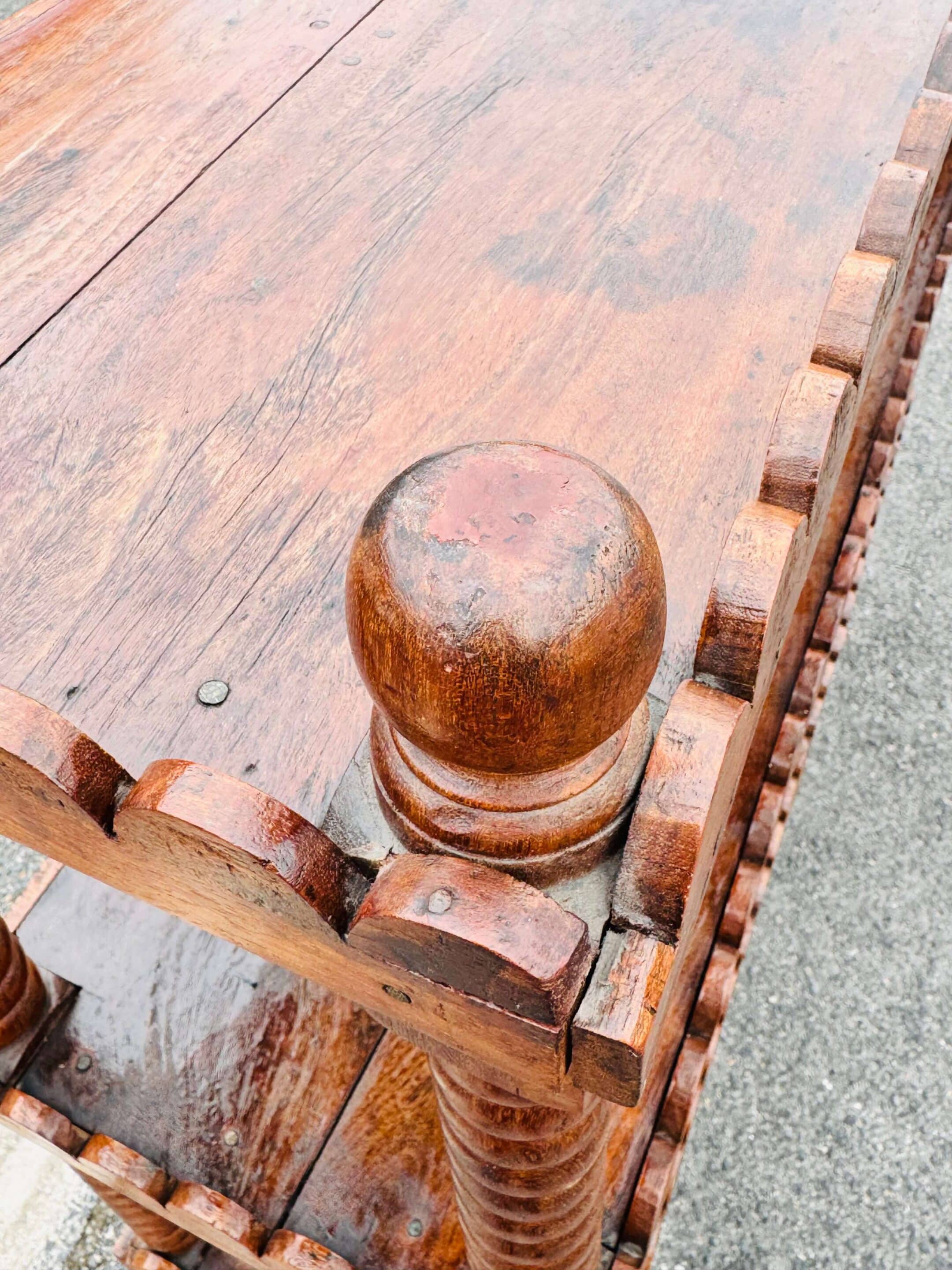 Ancienne grande étagère sur pieds