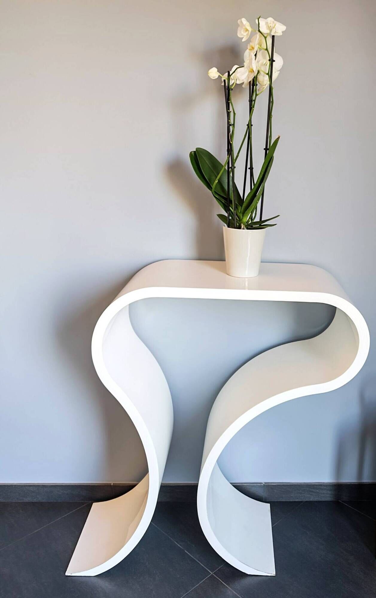 Console blanche laquée, forme ruban courbé