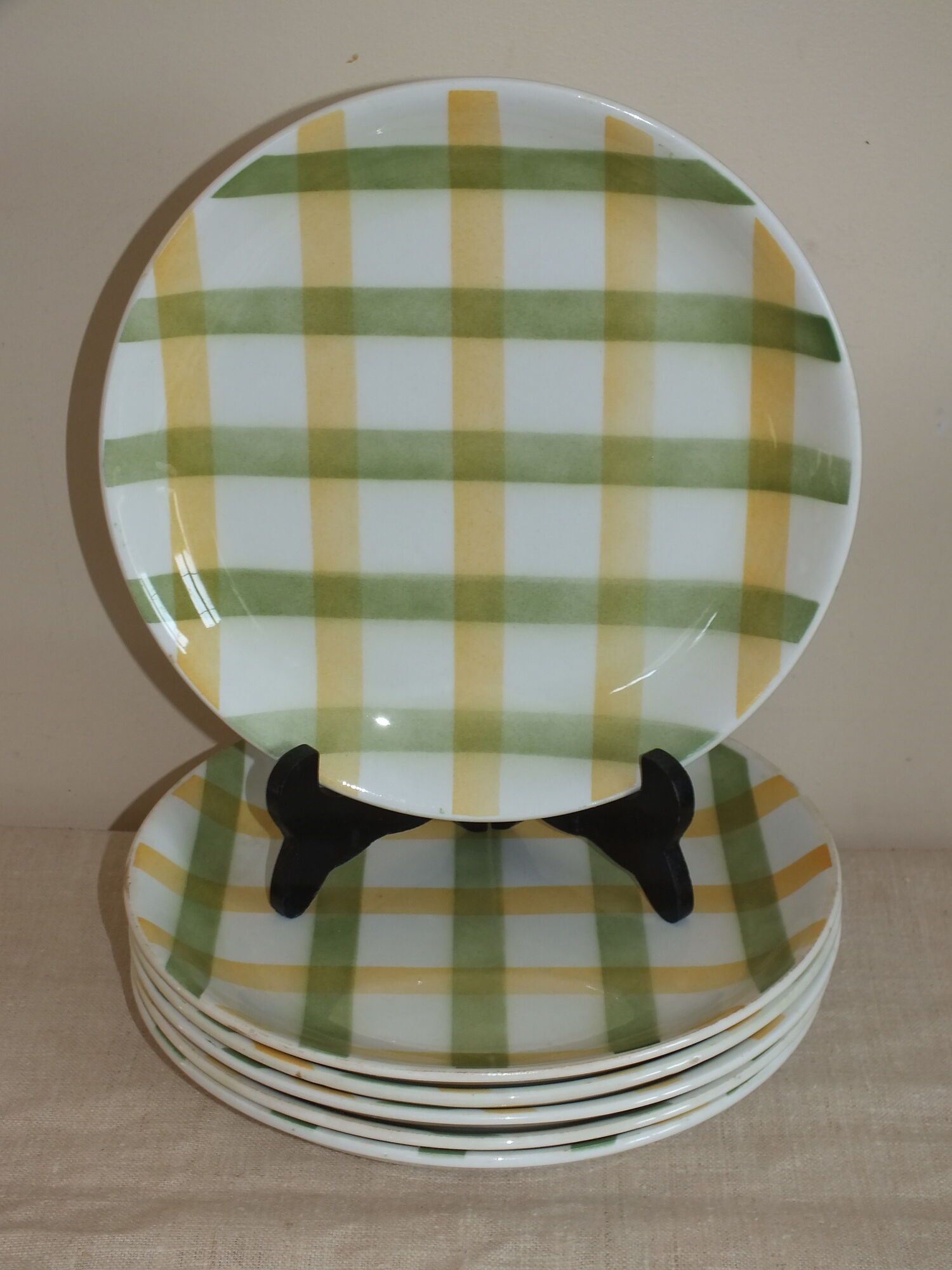 6 green and yellow checkered plates, tea towel