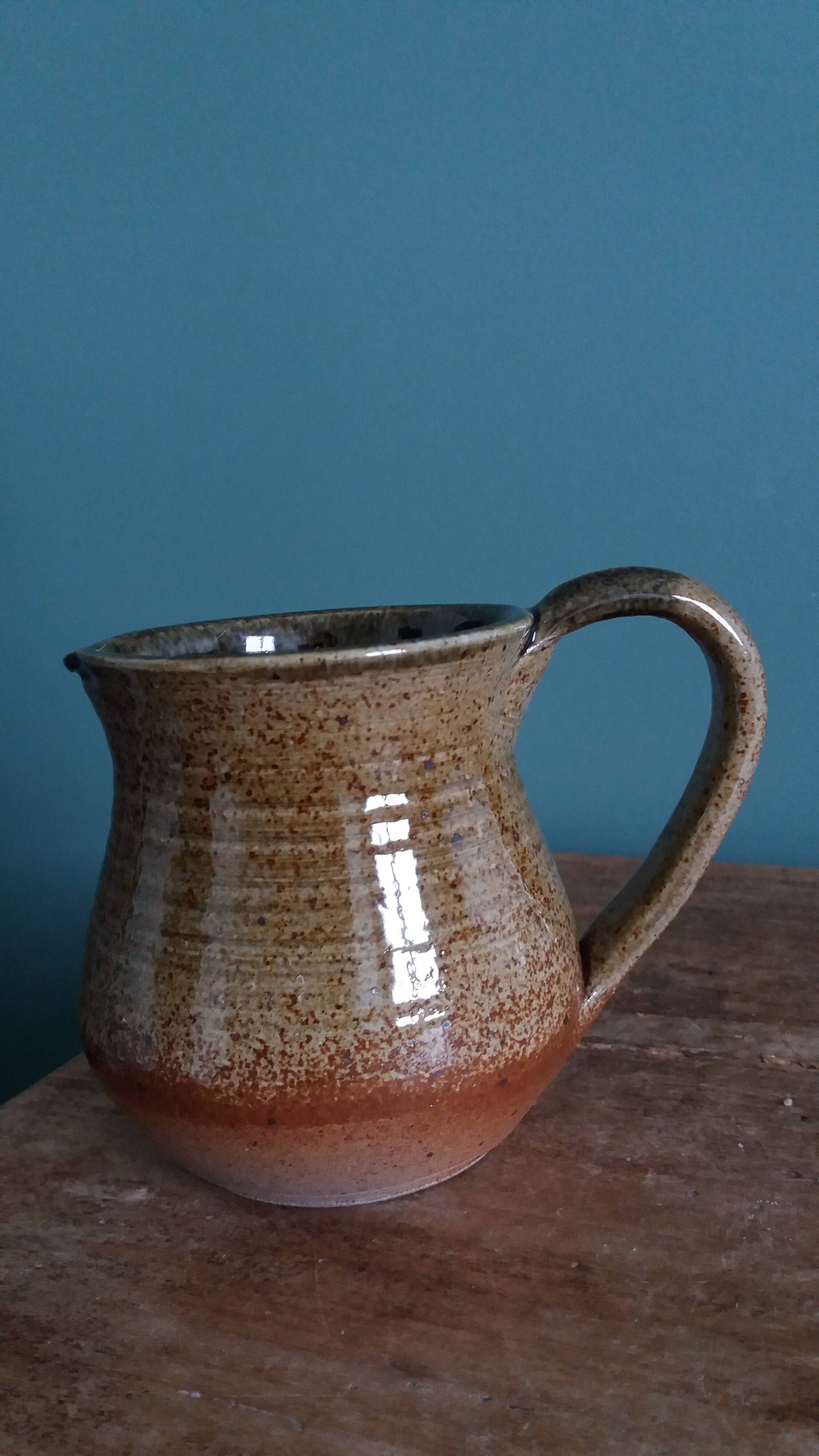 Jug with a milk jug signed, Beceleuf