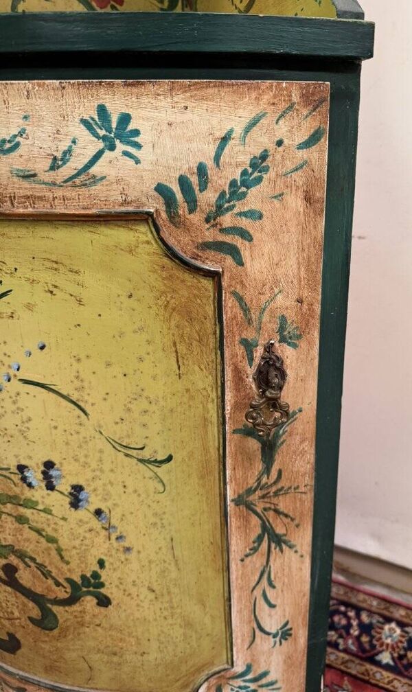 Encoignure galbée style Louis XV Venitienne en bois laqué