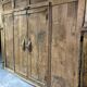 Ancienne porte en bois avec son encadrement