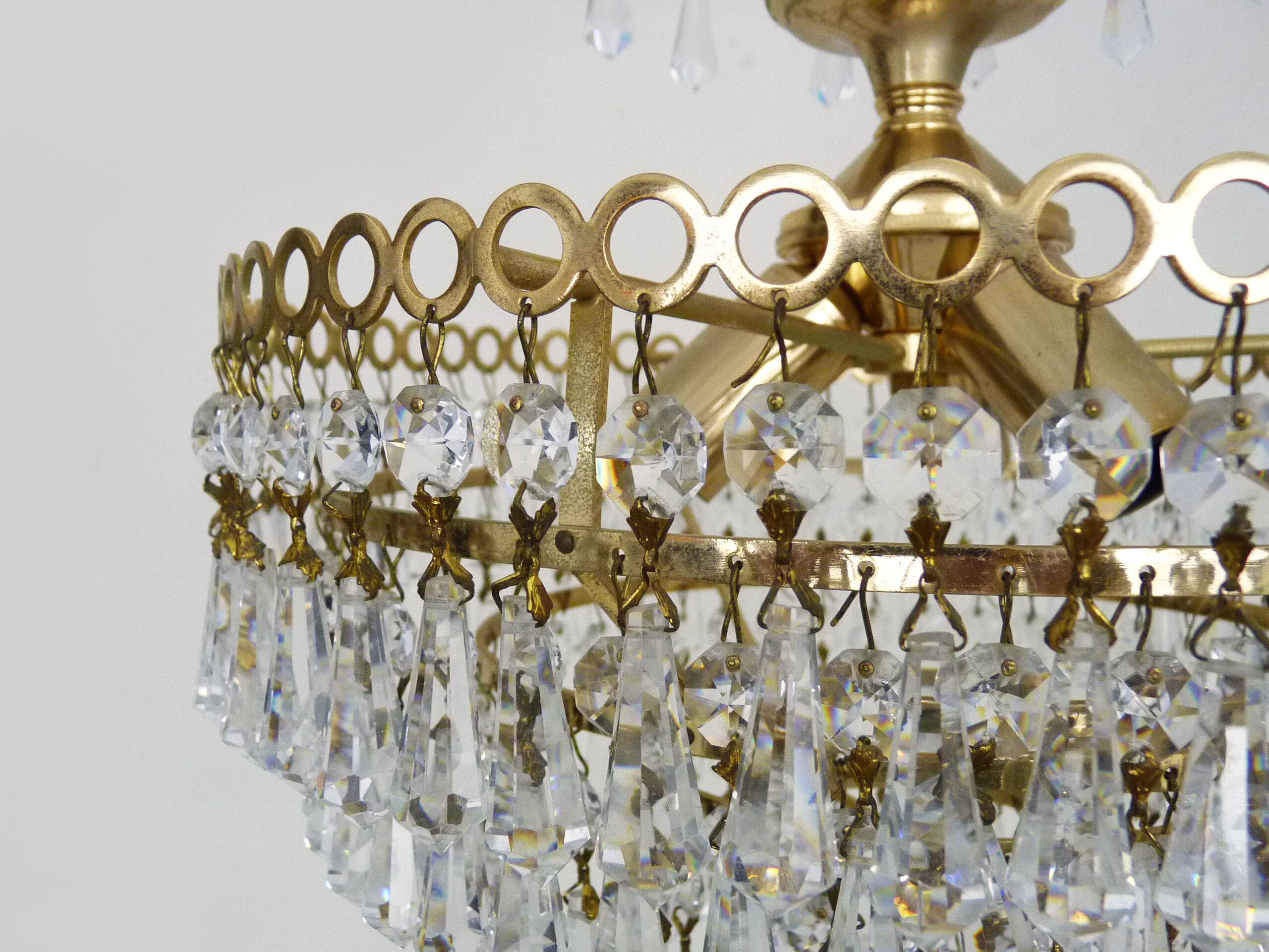 Chandeliers, brass crown ceiling lamp, 5 floors, 3 lights, glass tassels. Year 80 90