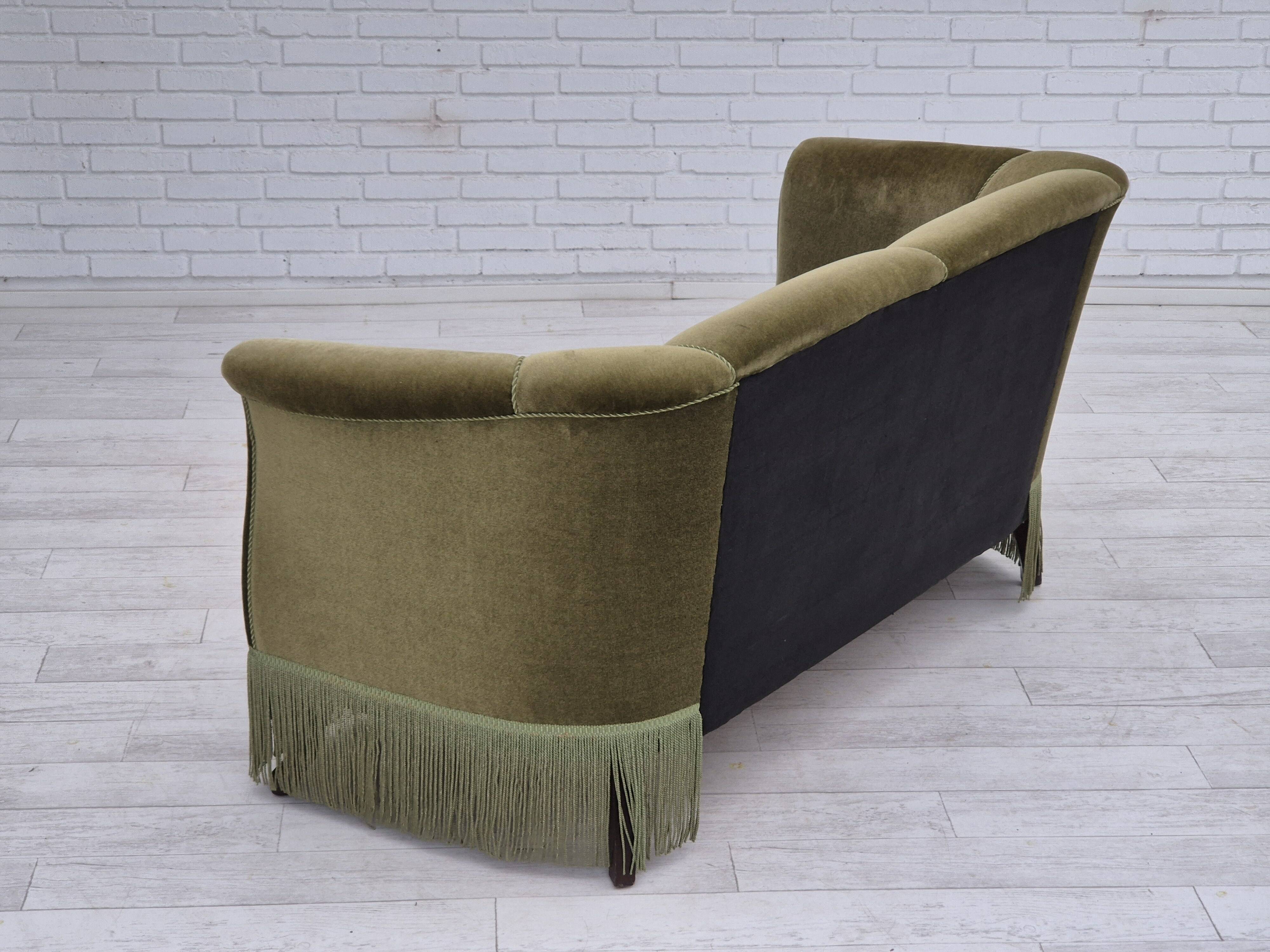Canapé 3 places danois des années 1960, mobilier en velours, bois de hêtre.