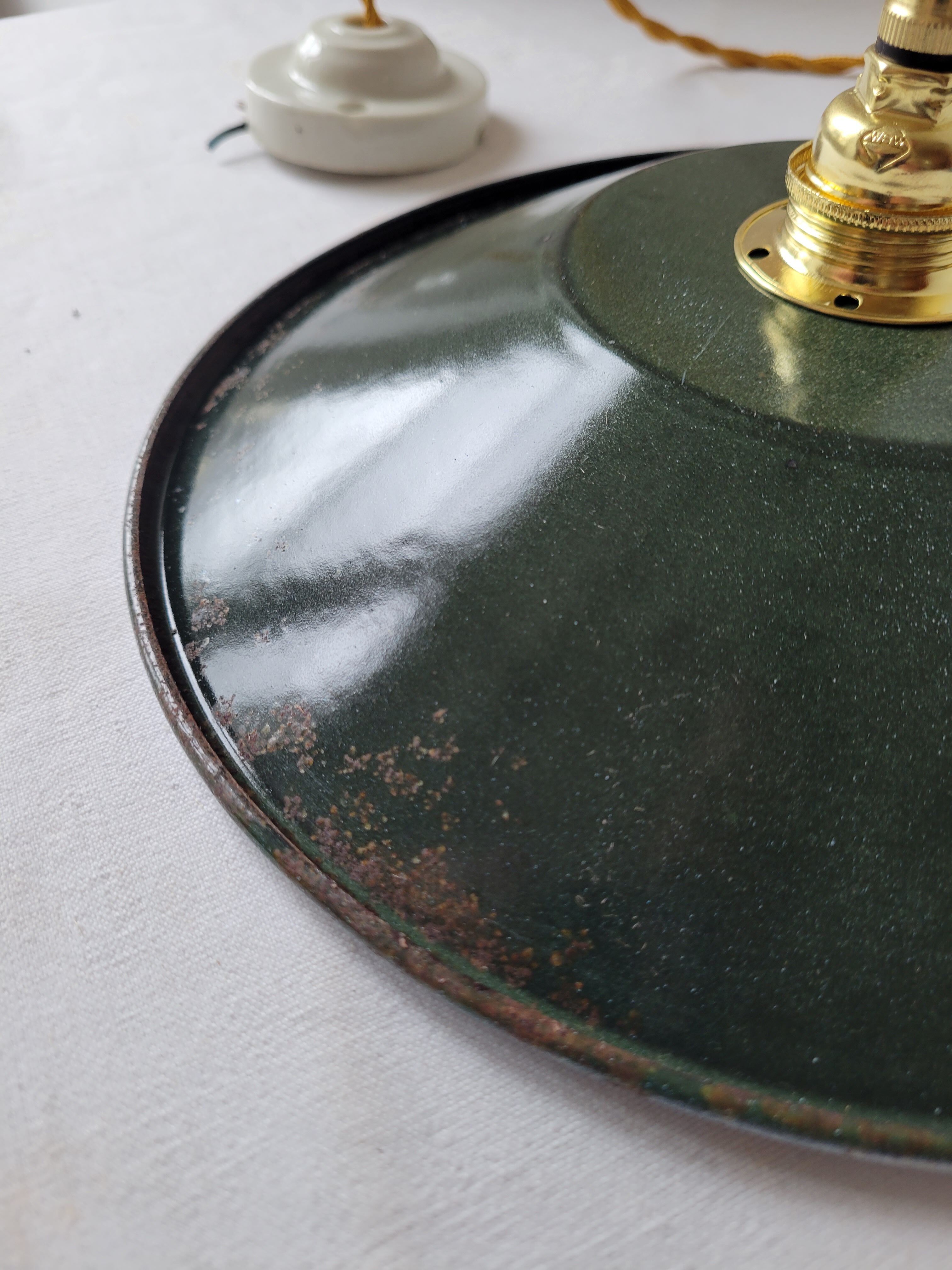 Enamelled sheet metal suspension
