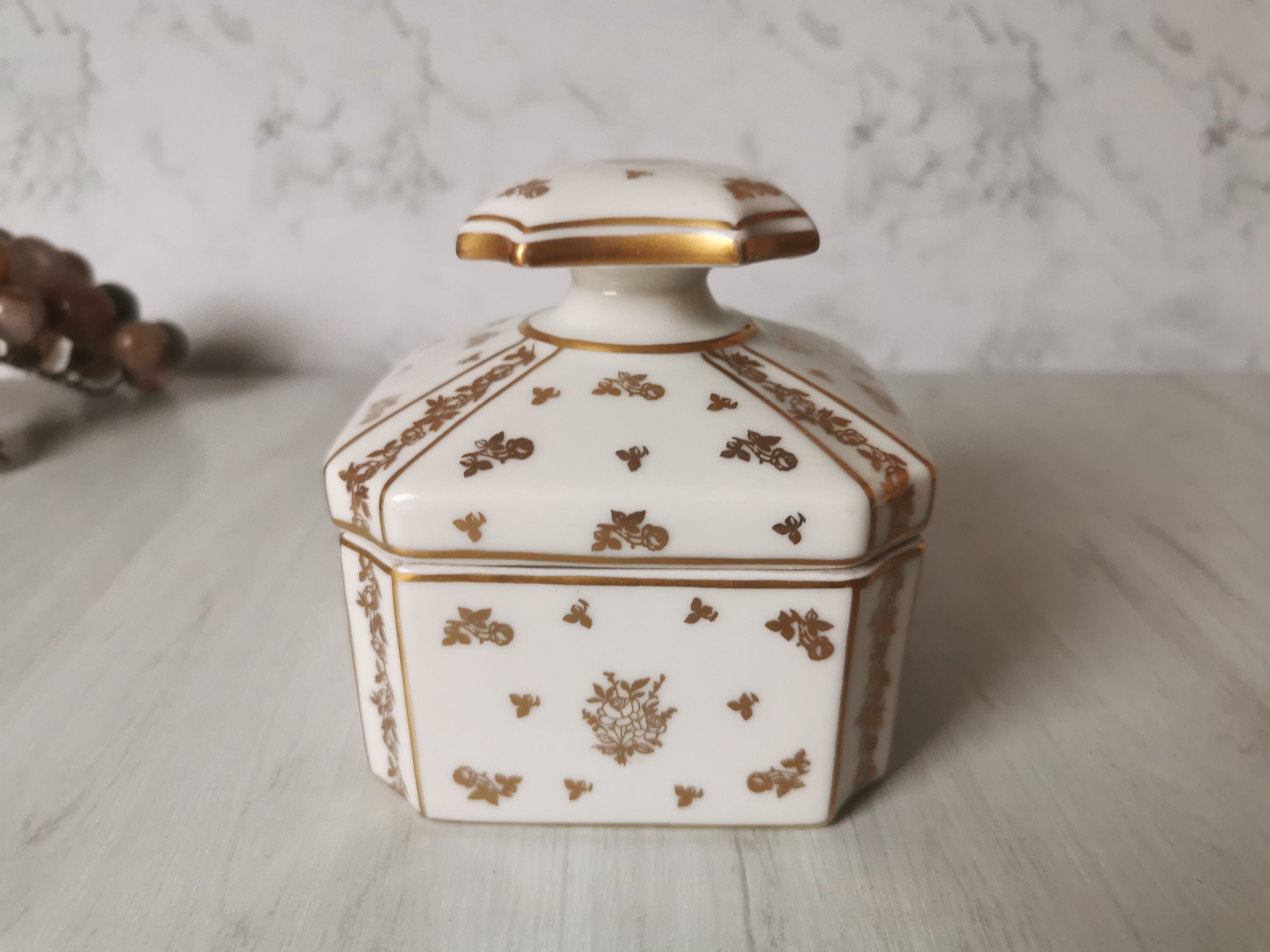 Porcelain bonbonnièree de Limoges