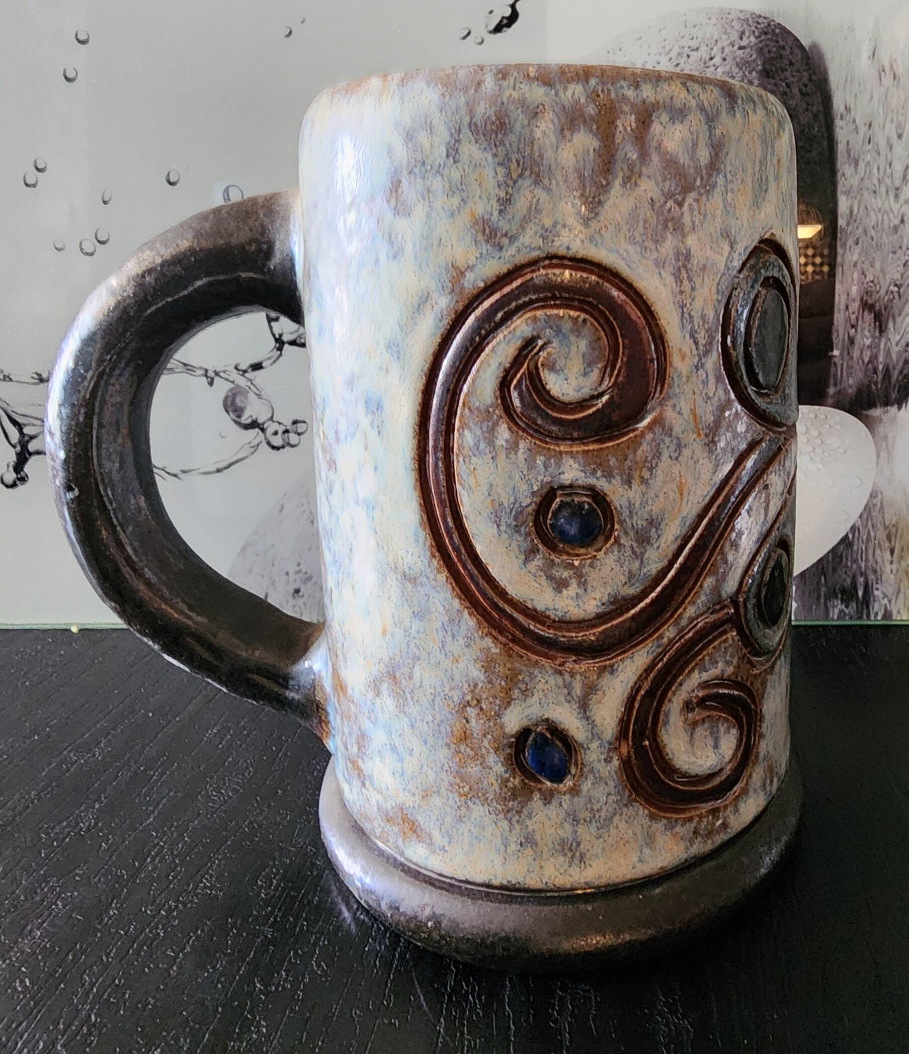 Chopped stoneware mug signed Dubois, vintage ceramic engraved with spirals, height 17cm.
