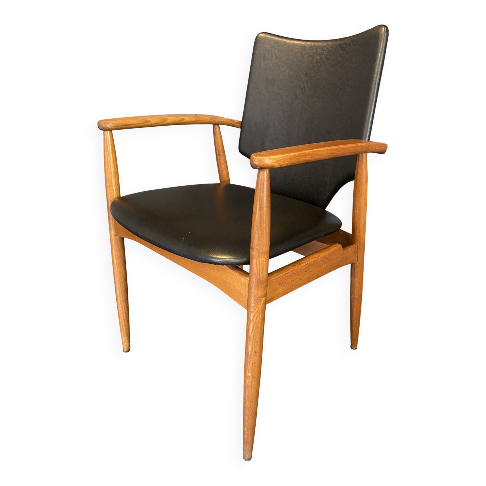A Scandinavian teak skai chair from the 1960s for a vintage desk table.