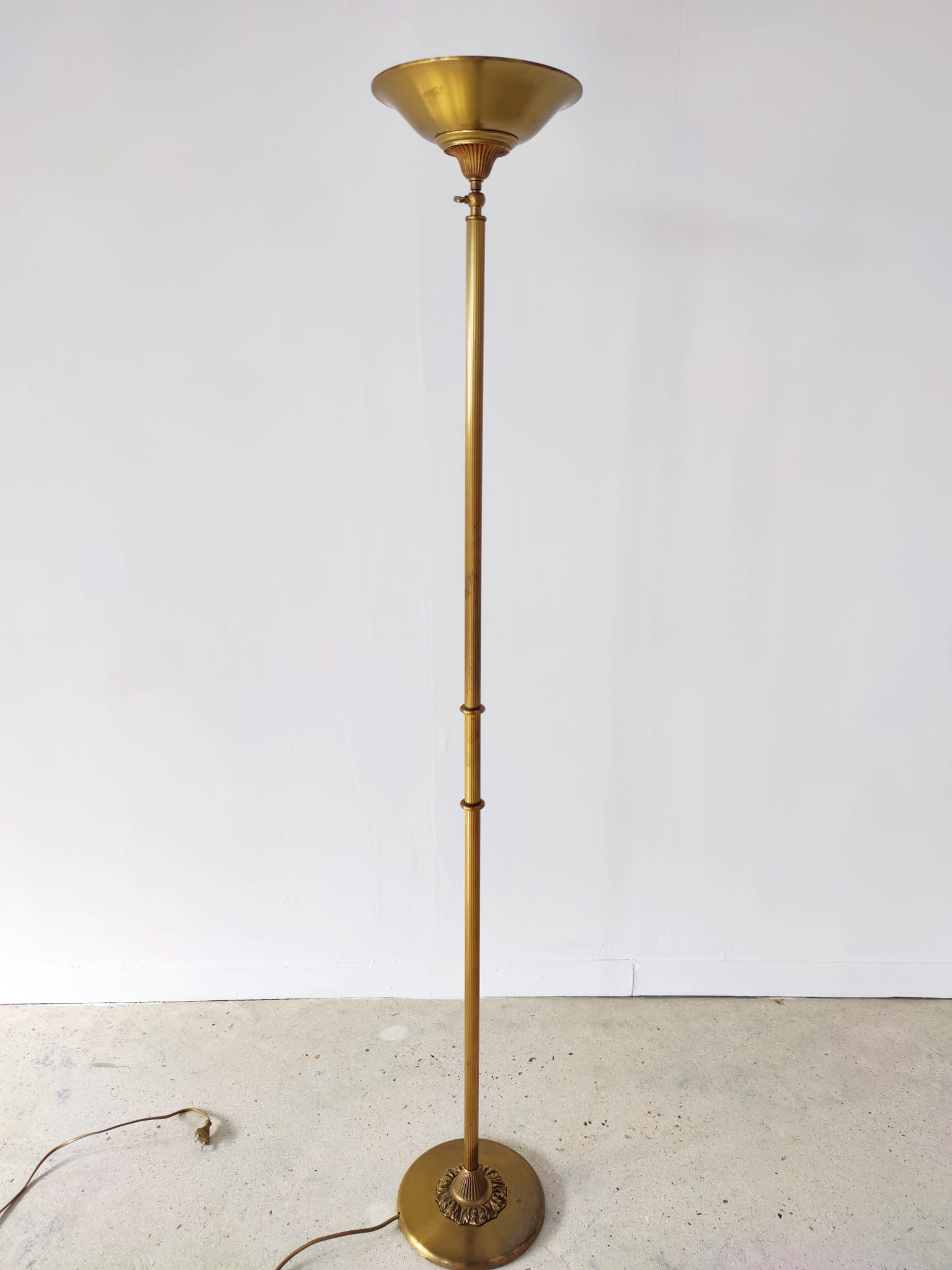 Halogen floor lamp in golden brass