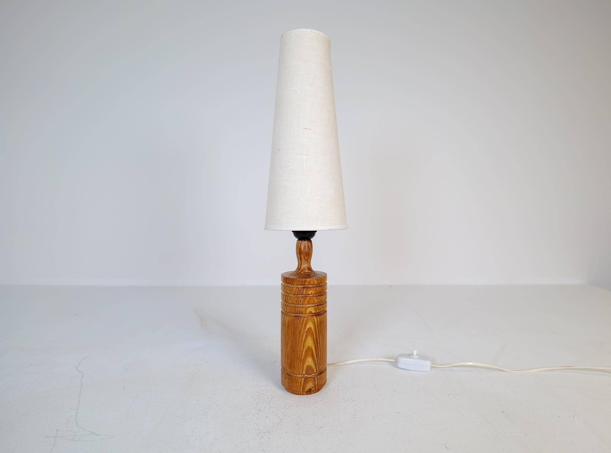 Mid-century modern sculptural table lamp in pine, 1970s.